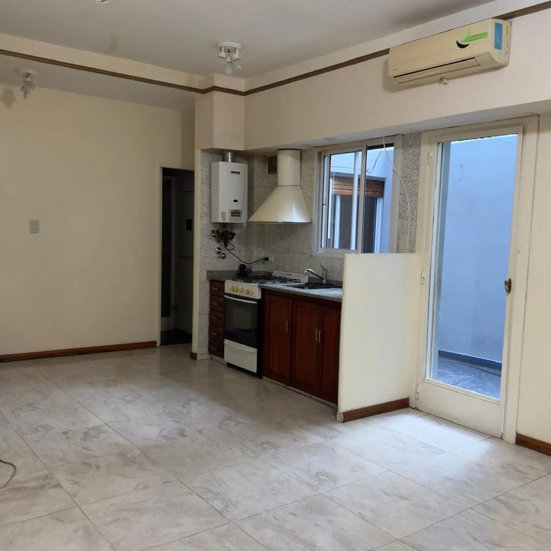 Двухкомнатная квартира с внутренним двориком в Saavedra