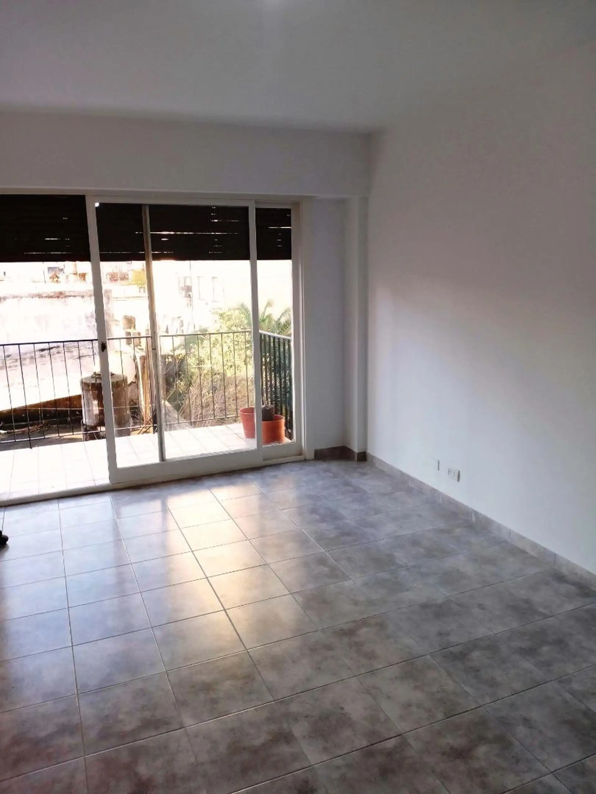 Apartamento de dois ambientes com varanda ao fundos em San Telmo