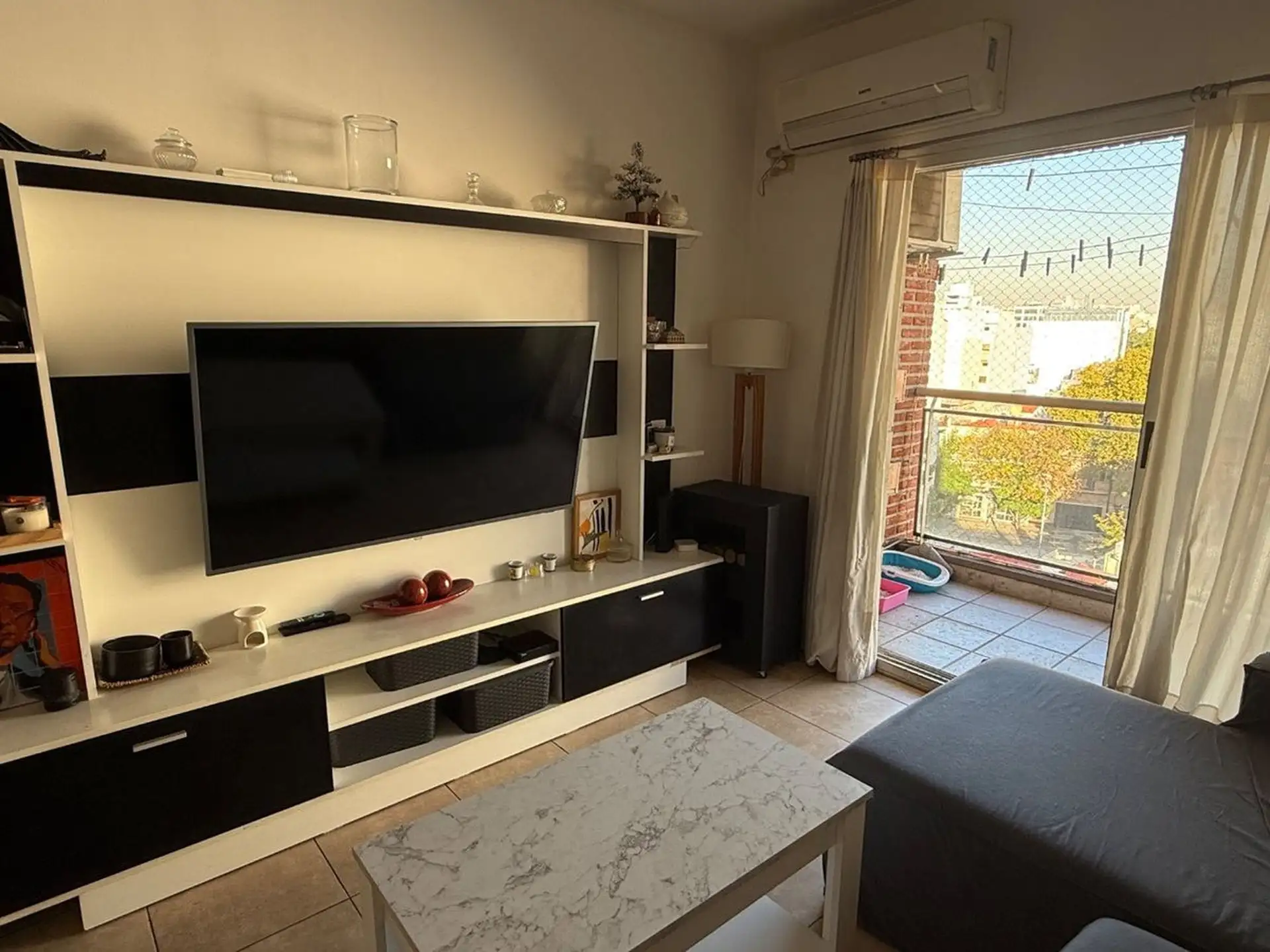 Departamento semipiso con 1 dormitorio y balcón al frente en Villa General Mitre