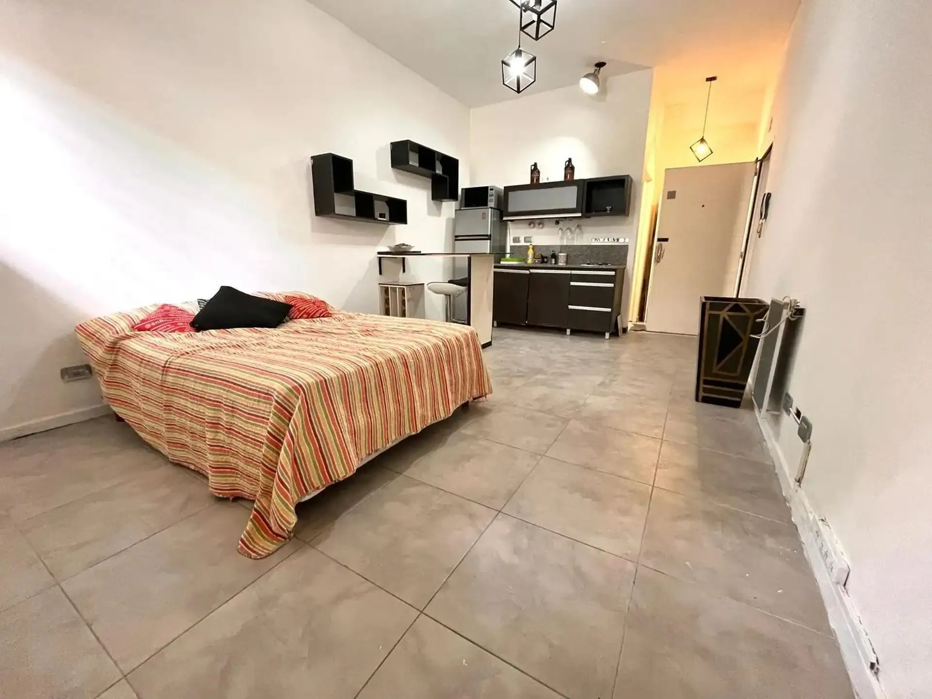 Monoambiente en planta baja al frente en Villa Ortúzar