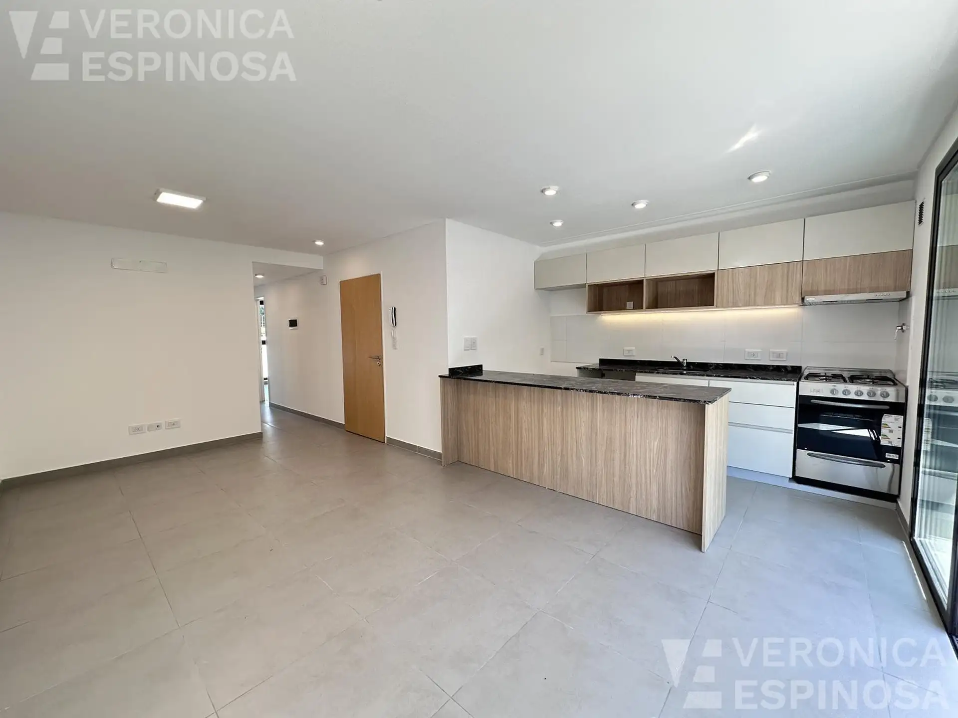 Apartamento de três ambientes de frente com vaga de garagem em Morón