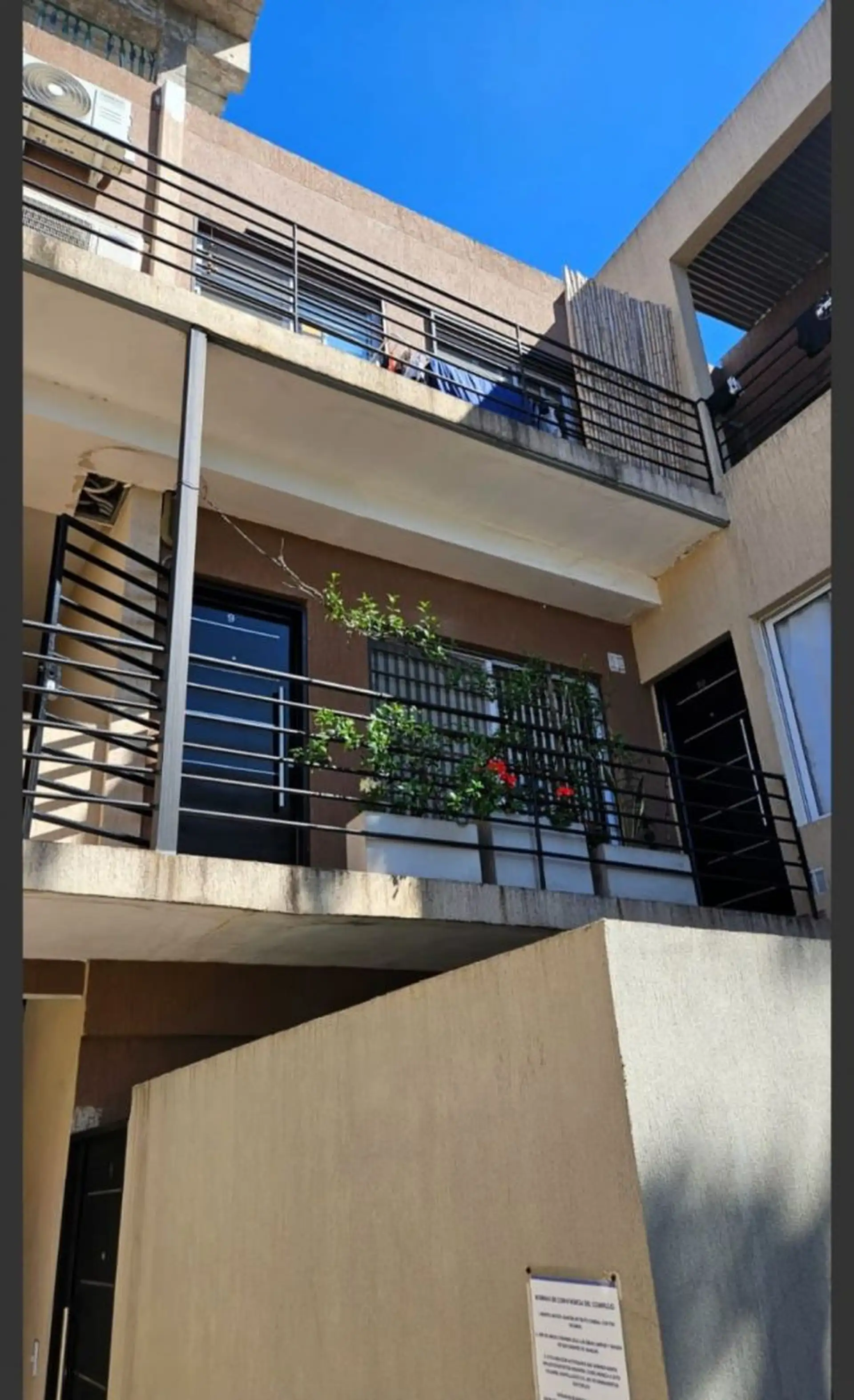 Apartamento duplex de 2 dormitórios em Castelar, Morón