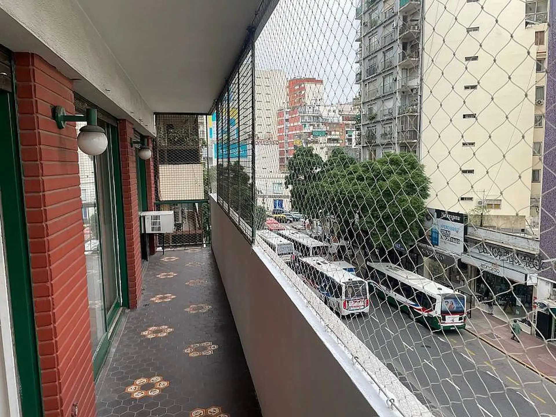 Departamento de 4 ambientes con balcón corrido en Almagro