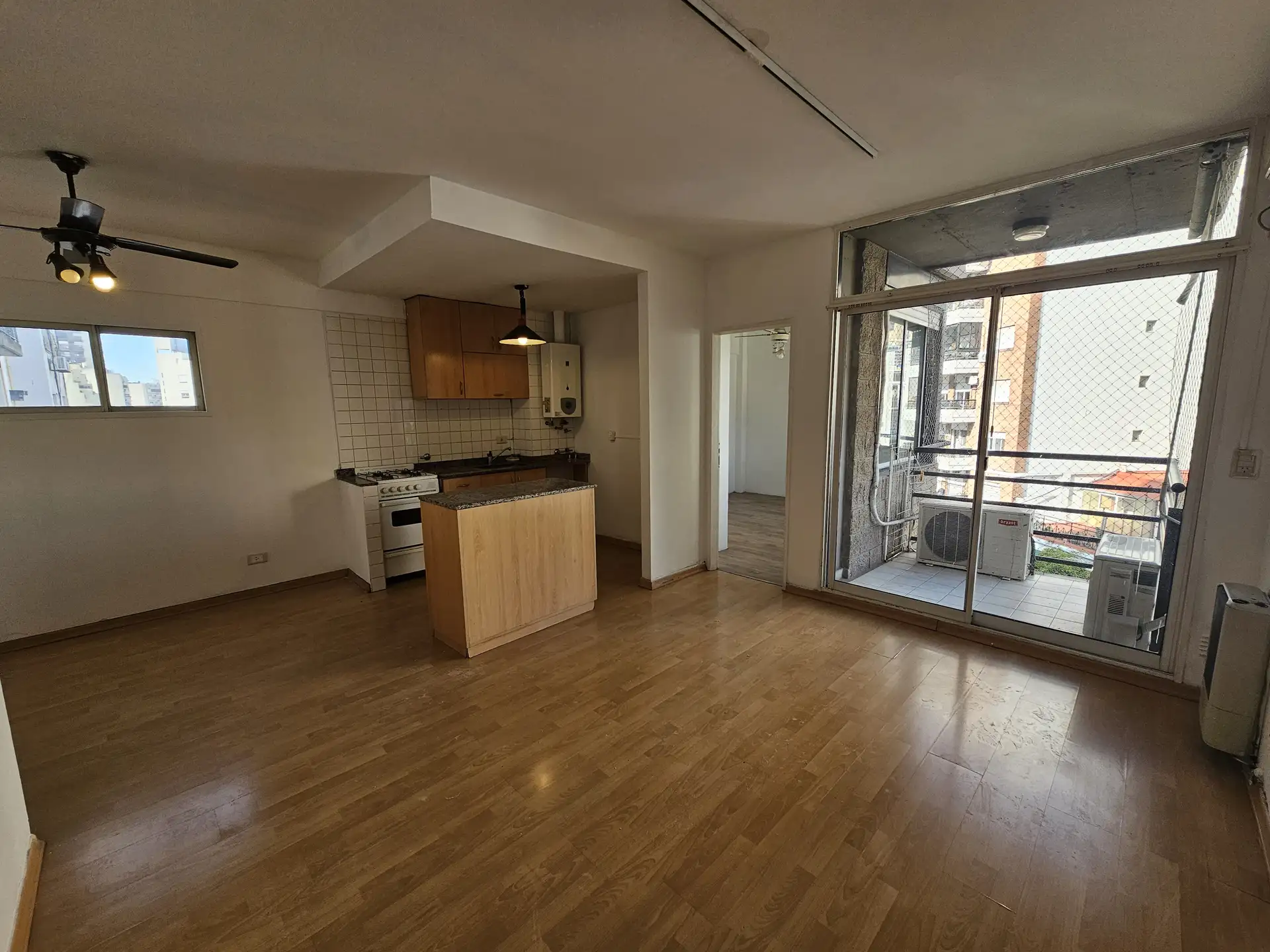 Apartamento de dois ambientes na frente com varanda em Caballito