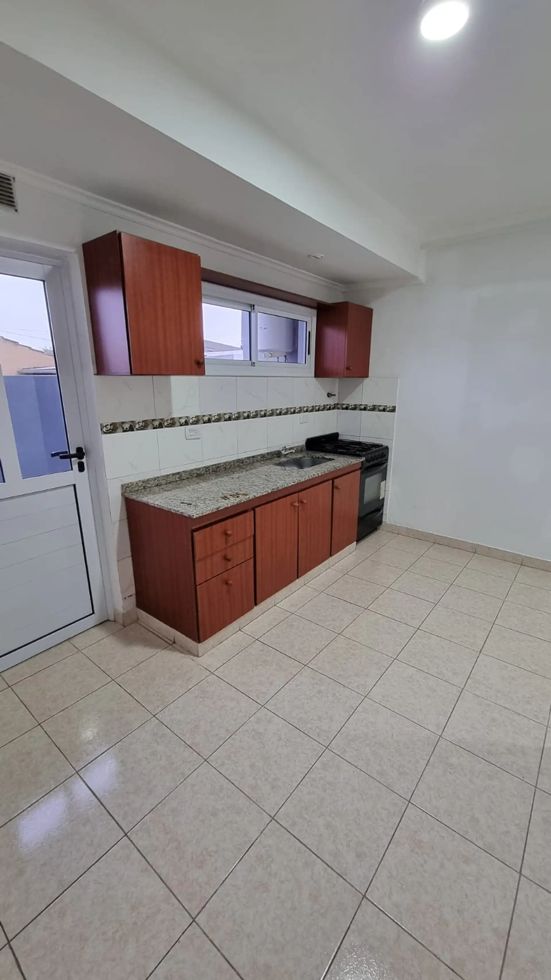 Departamento de 2 ambientes con balcón y patio en Merlo Norte