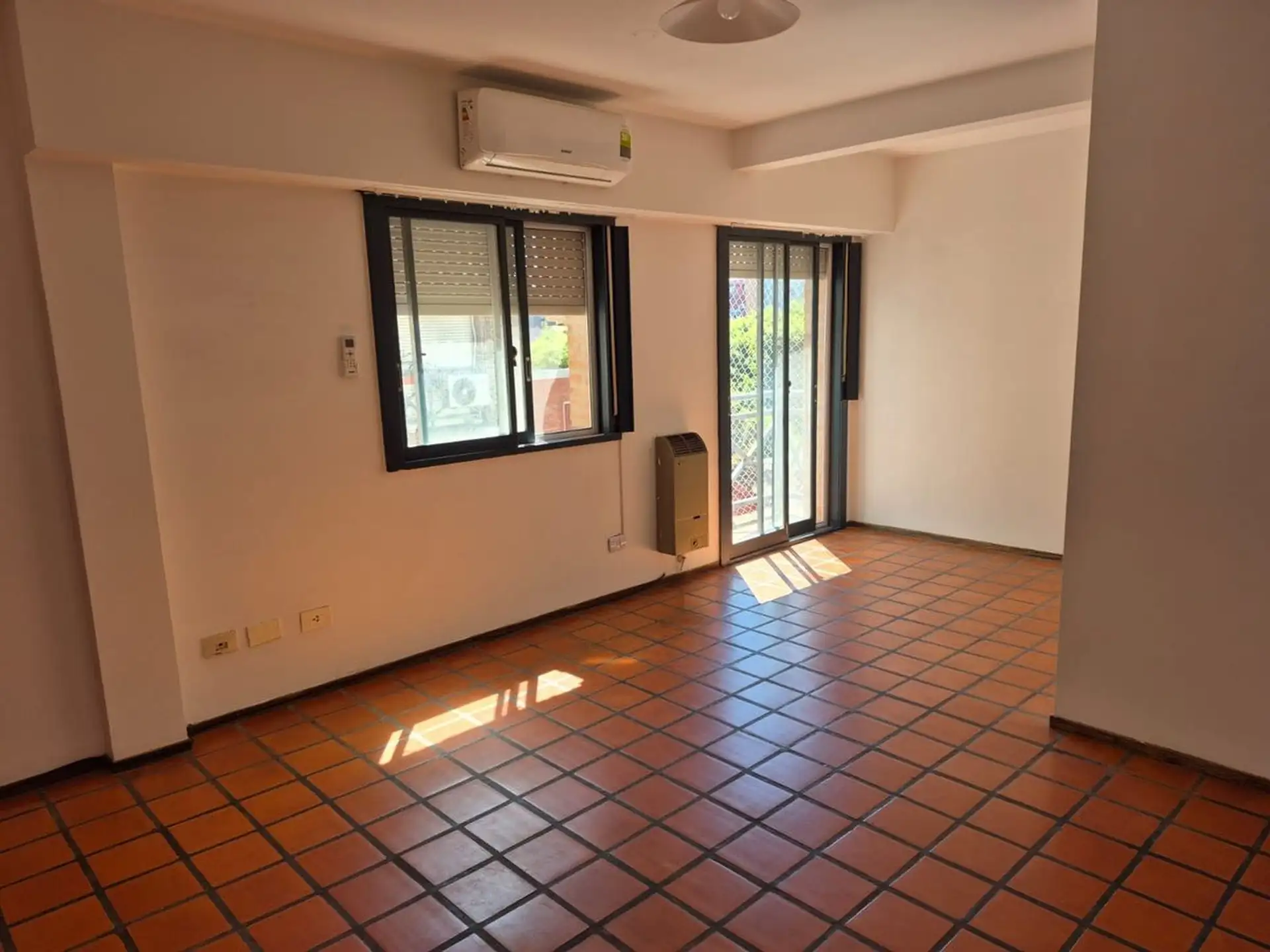 Kitnet com varanda e cochera em San Isidro