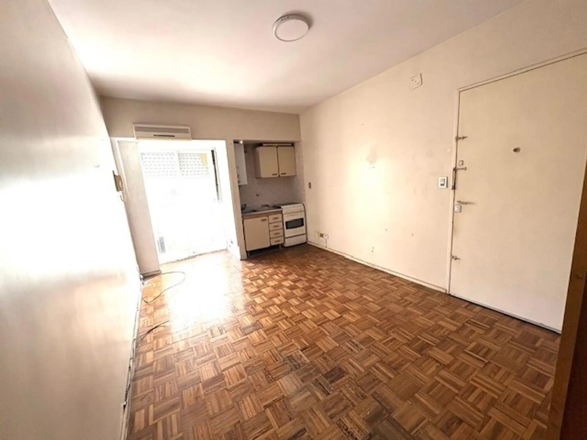 Monoambiente con balcón en Barracas