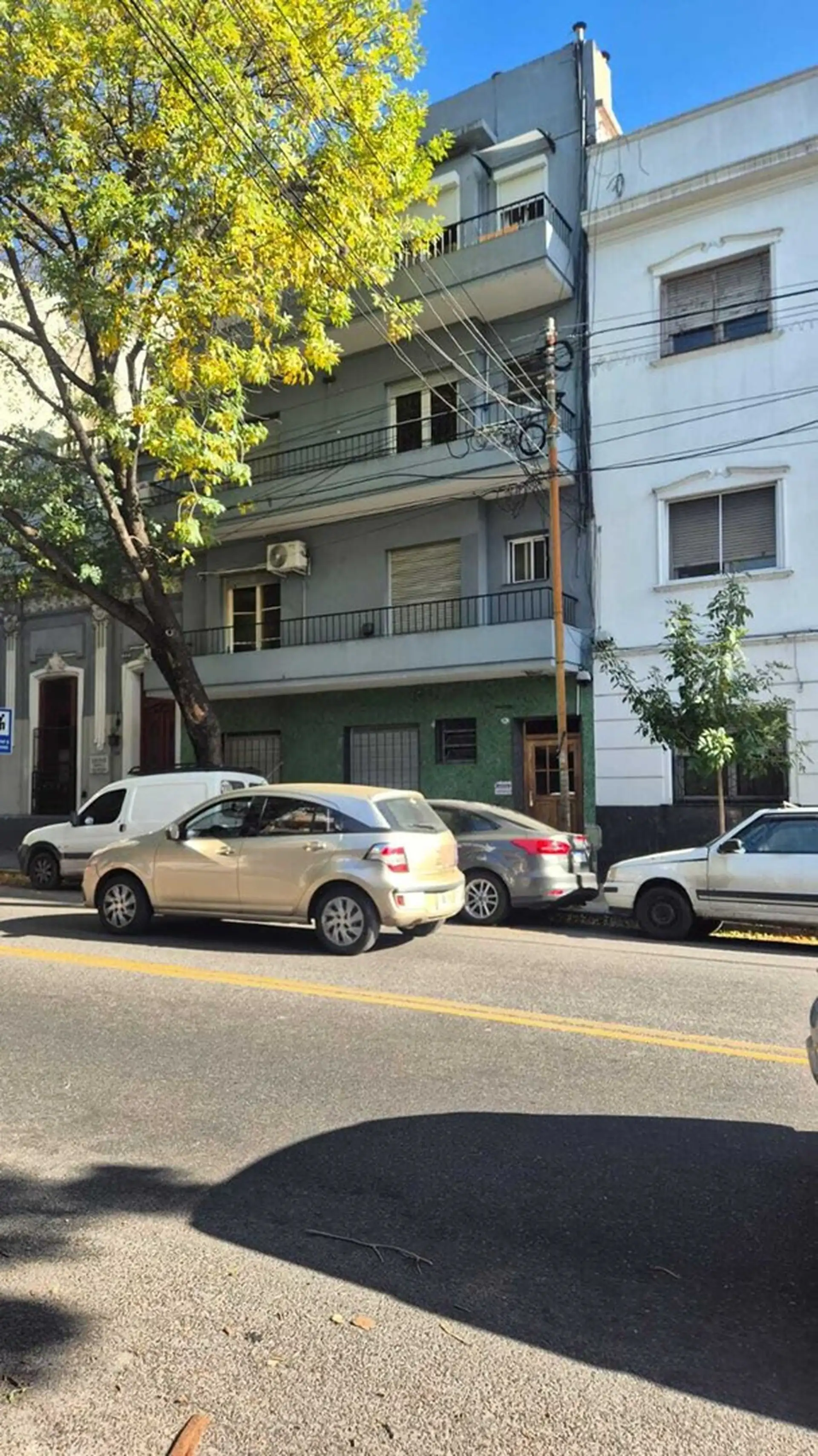Monoambiente al frente en Flores