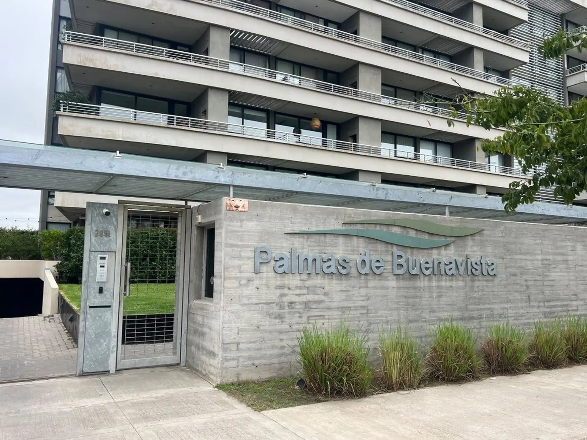 Трёхкомнатная квартира с 2 спальнями в Victoria