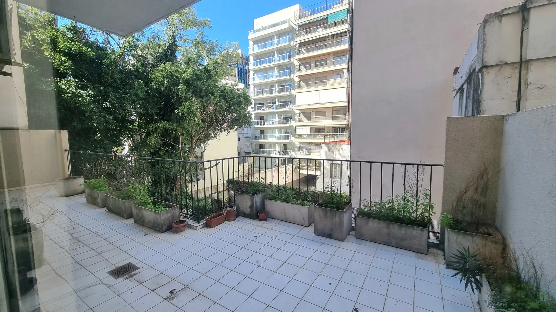 Apartamento de três ambientes no contrafrente em Colegiales