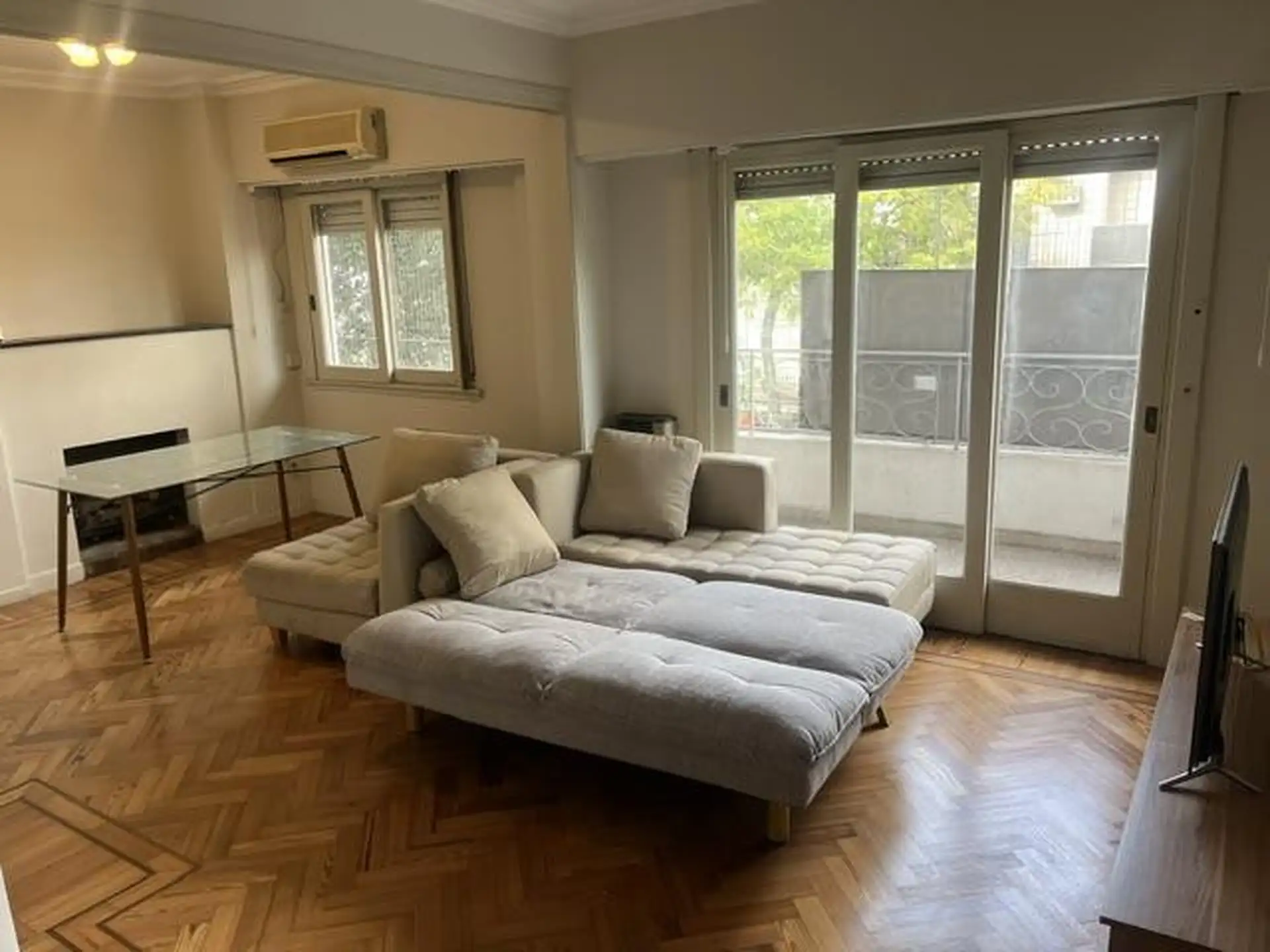 Apartamento de 2 quartos com dependência em Villa Urquiza