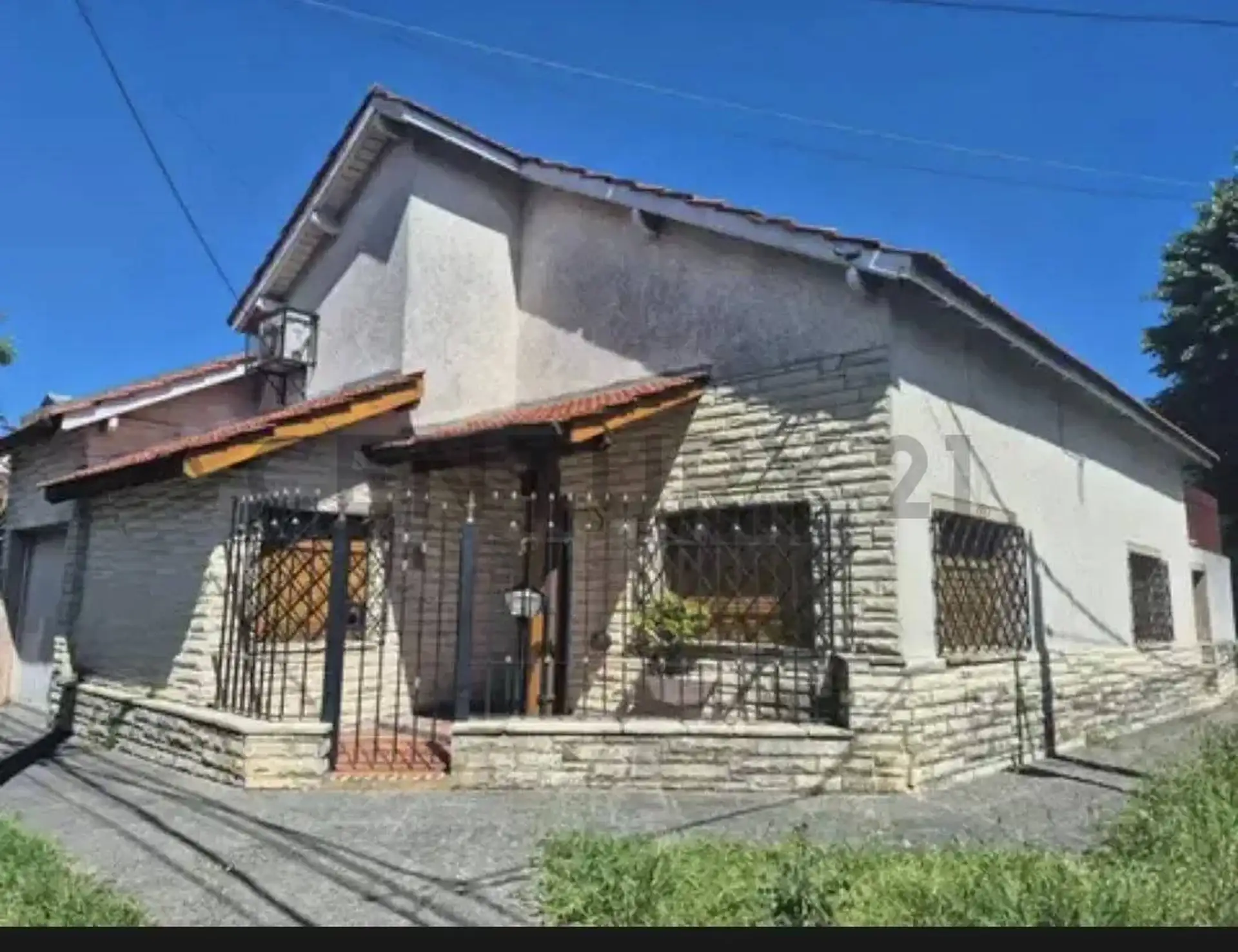 Three-room house with patio in Villa Adelina