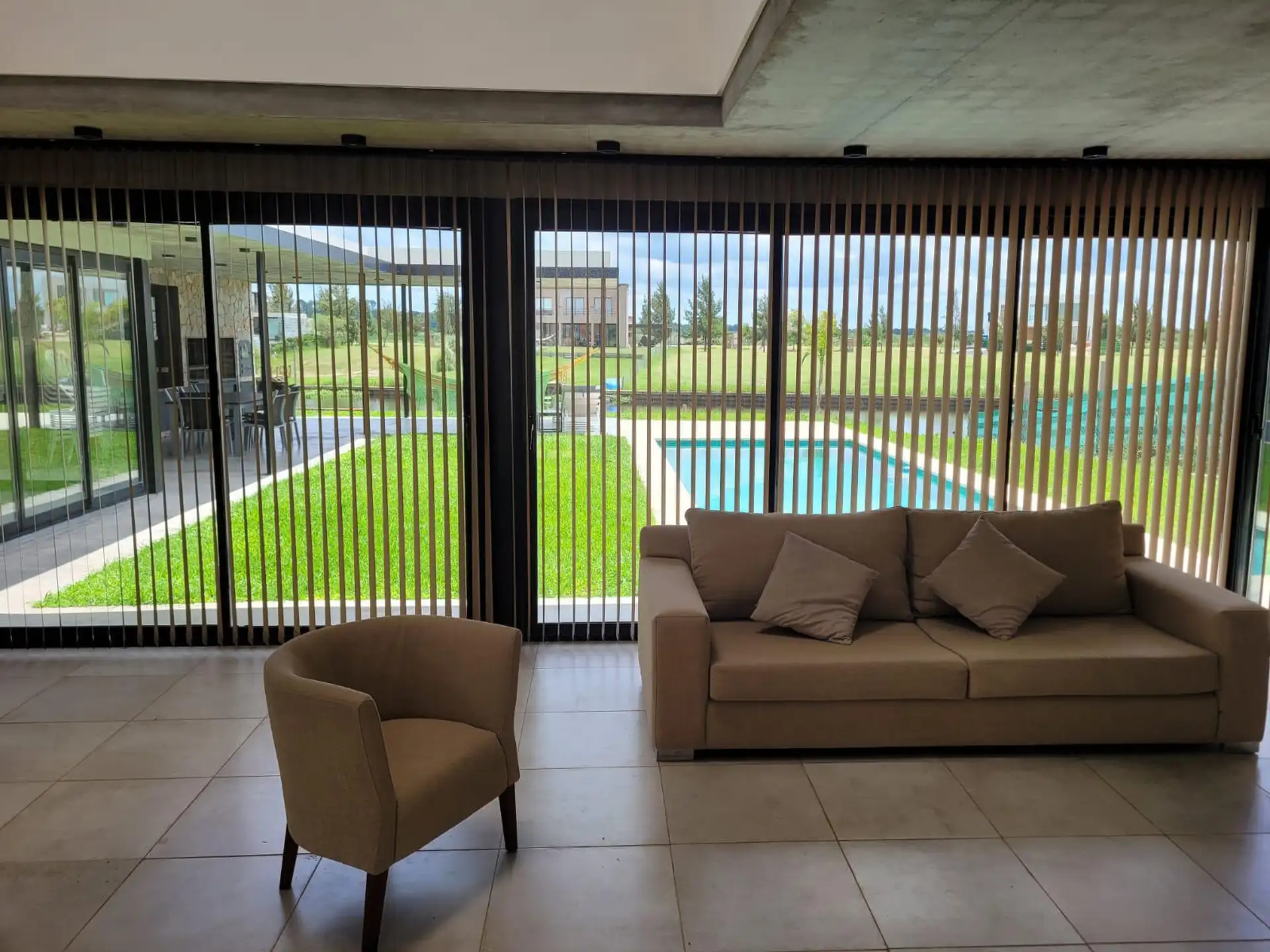 Casa de 4 quartos com saída ao rio em El Naudir