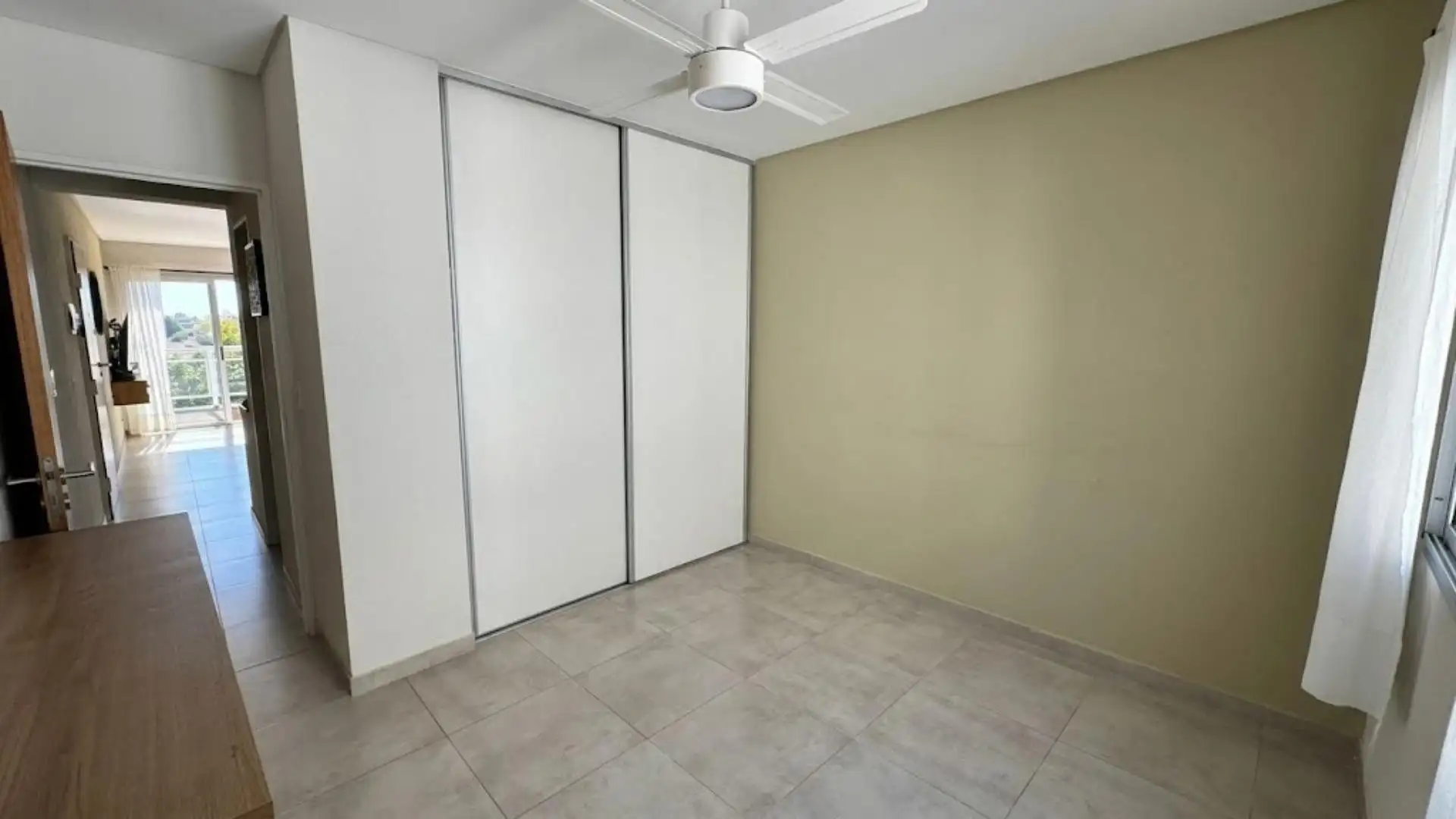 Apartamento de dois ambientes com vaga em Morón Sur