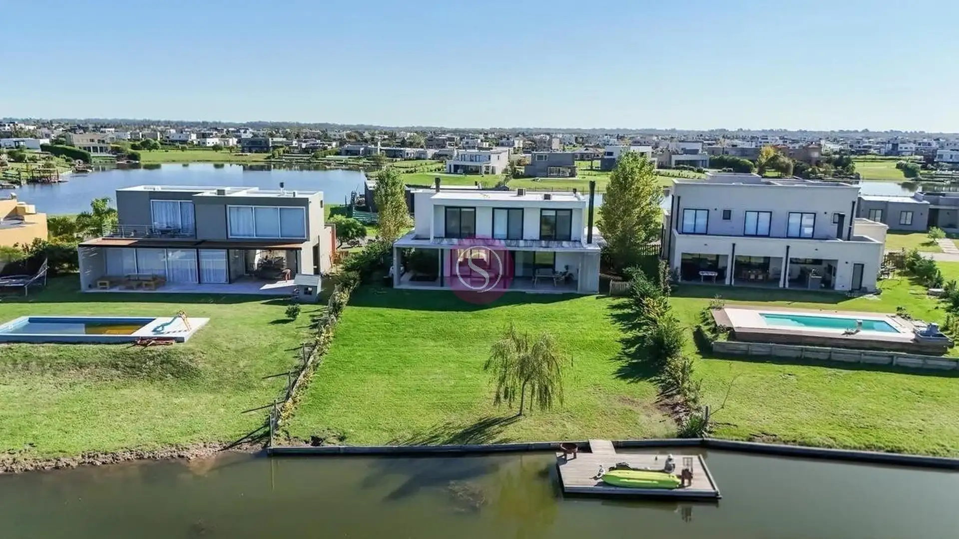Casa sobre a laguna com estúdio em Escobar