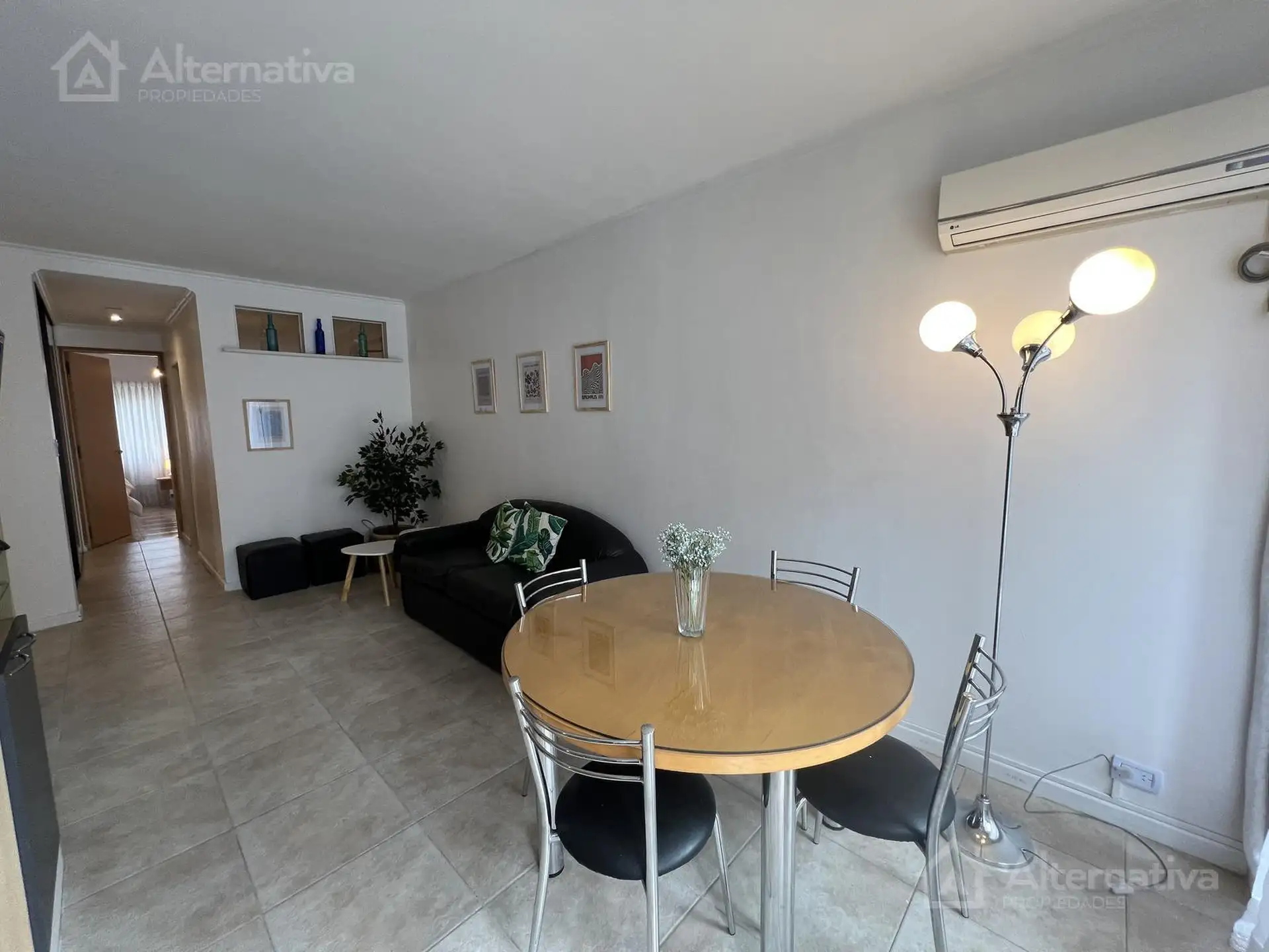 1 dormitorio con balcón al frente