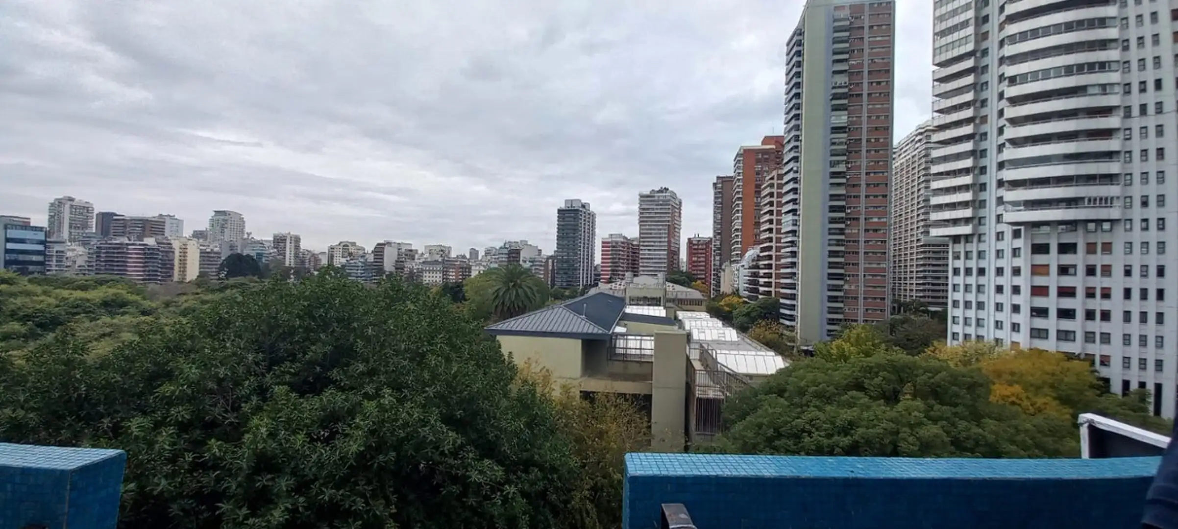 Monoambiente con balcón y split