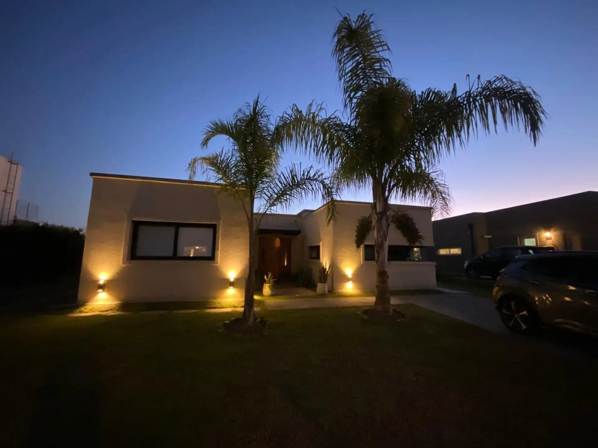 Casa moderna con pileta y 3 dormitorios