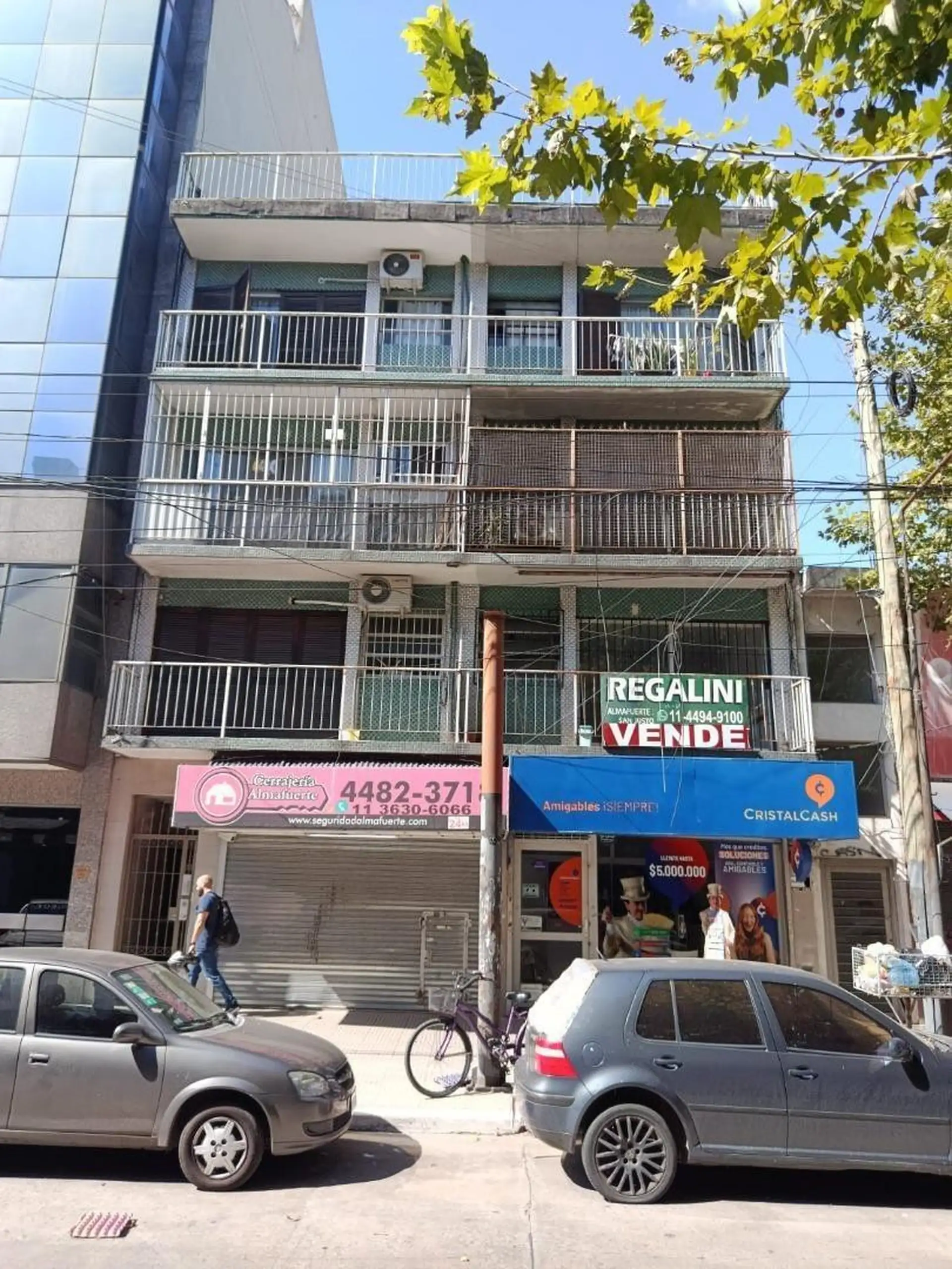 1 dormitorio con balcón