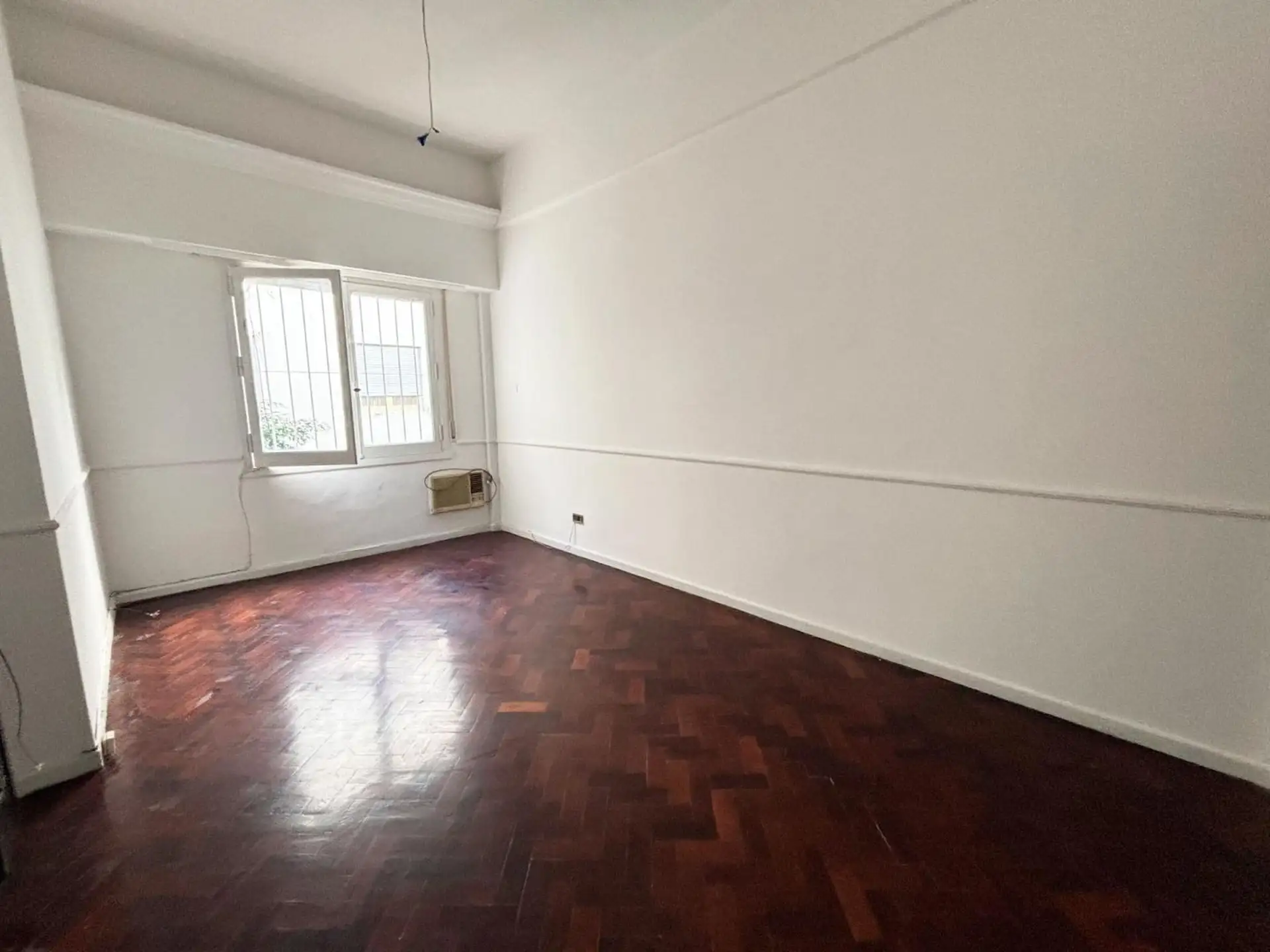 2 dormitorios, parquet y balcón francés