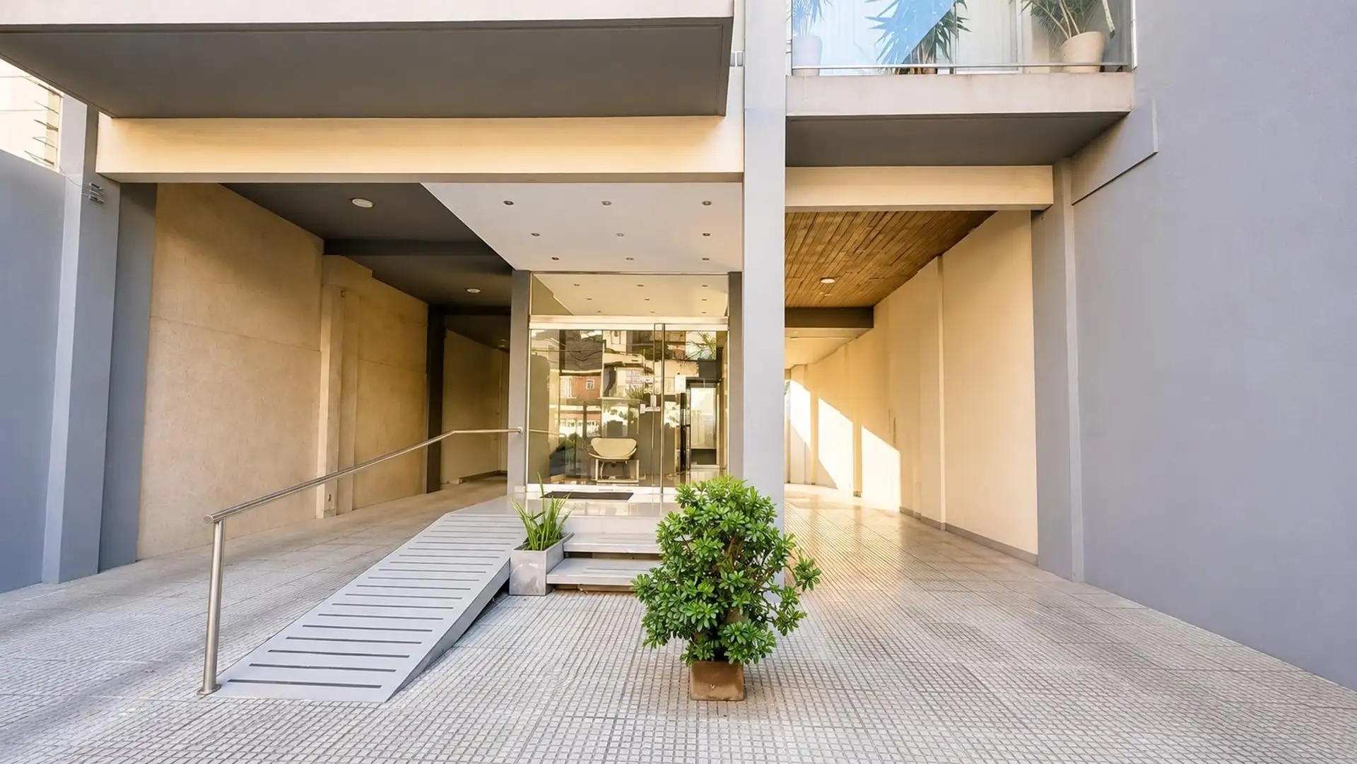 Departamento 1 dormitorio con doble balcón