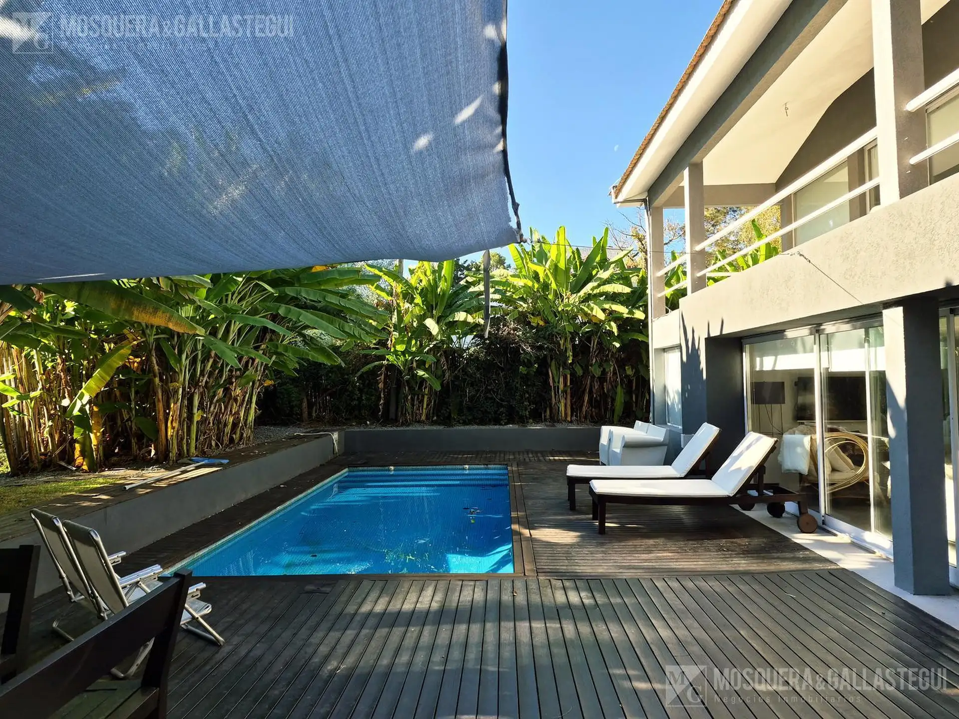 Casa com 4 suítes e piscina