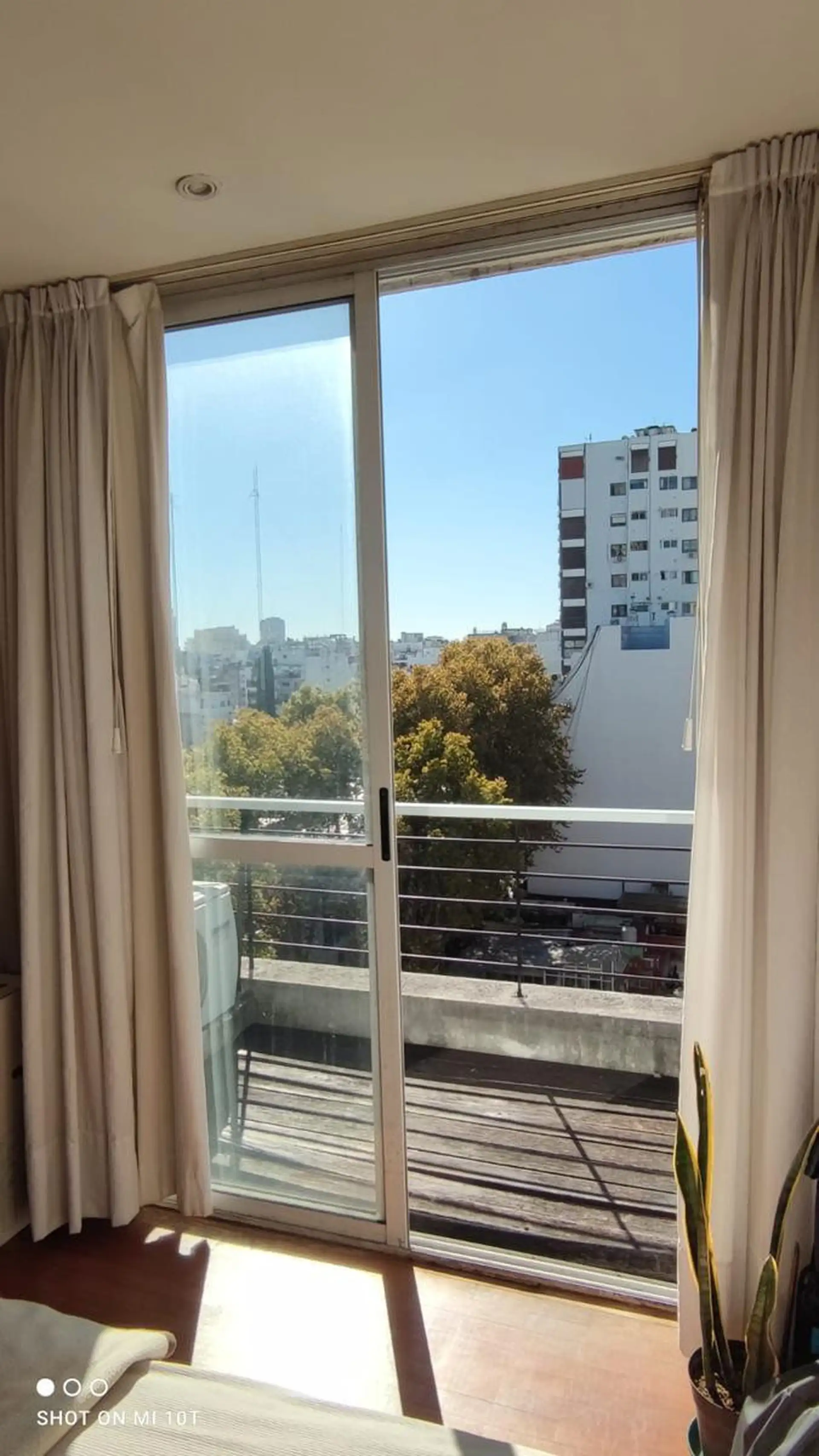 Monoambiente con balcón y vista río