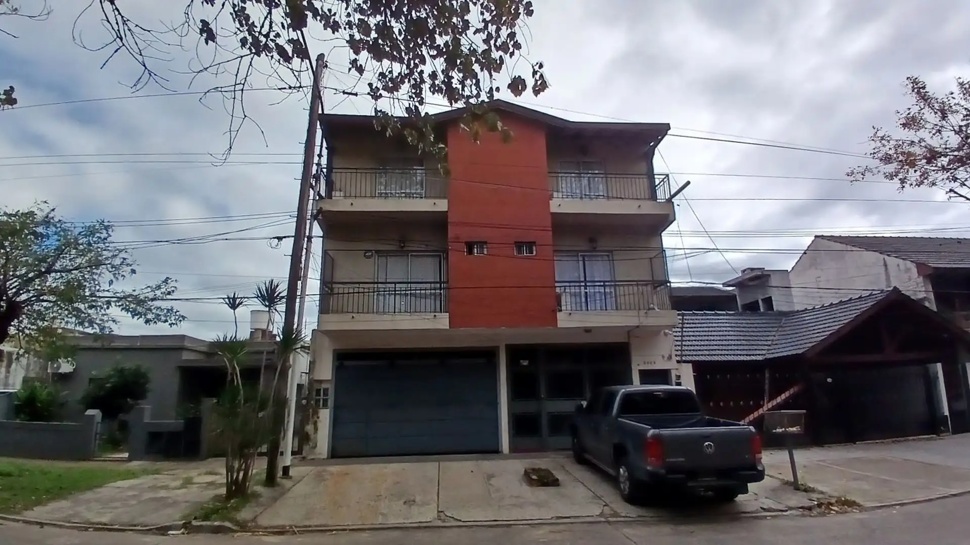 2 bedrooms, 2 front balconies