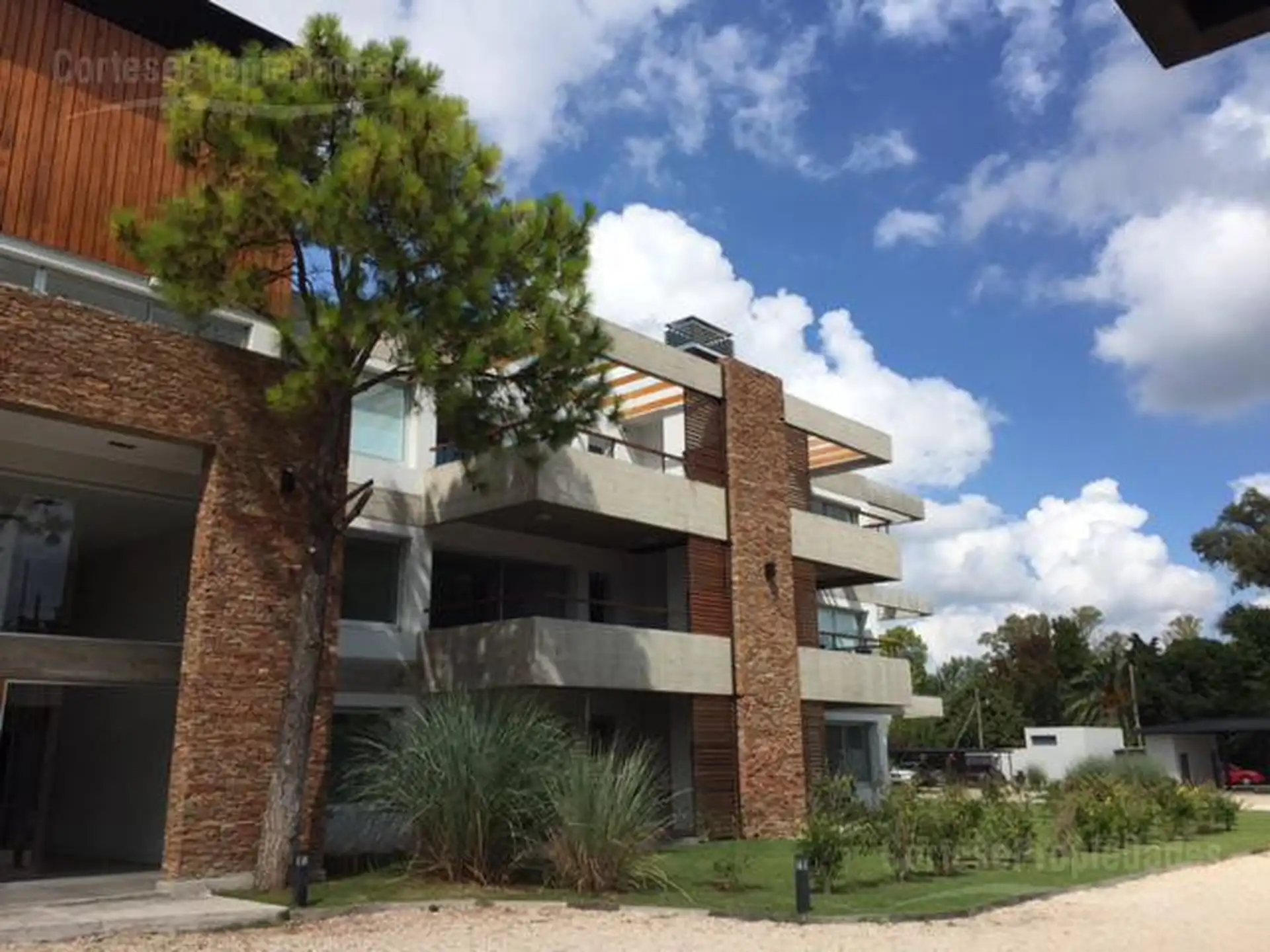 1 dormitorio con jardín y parrilla