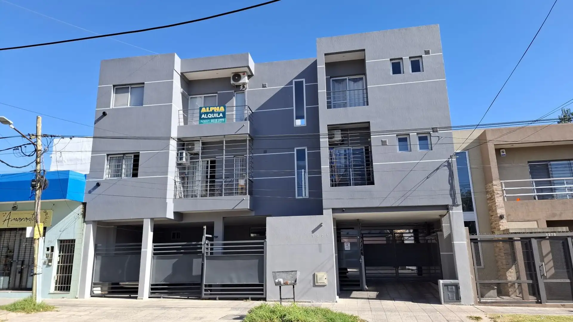 Departamento con balcón y cochera