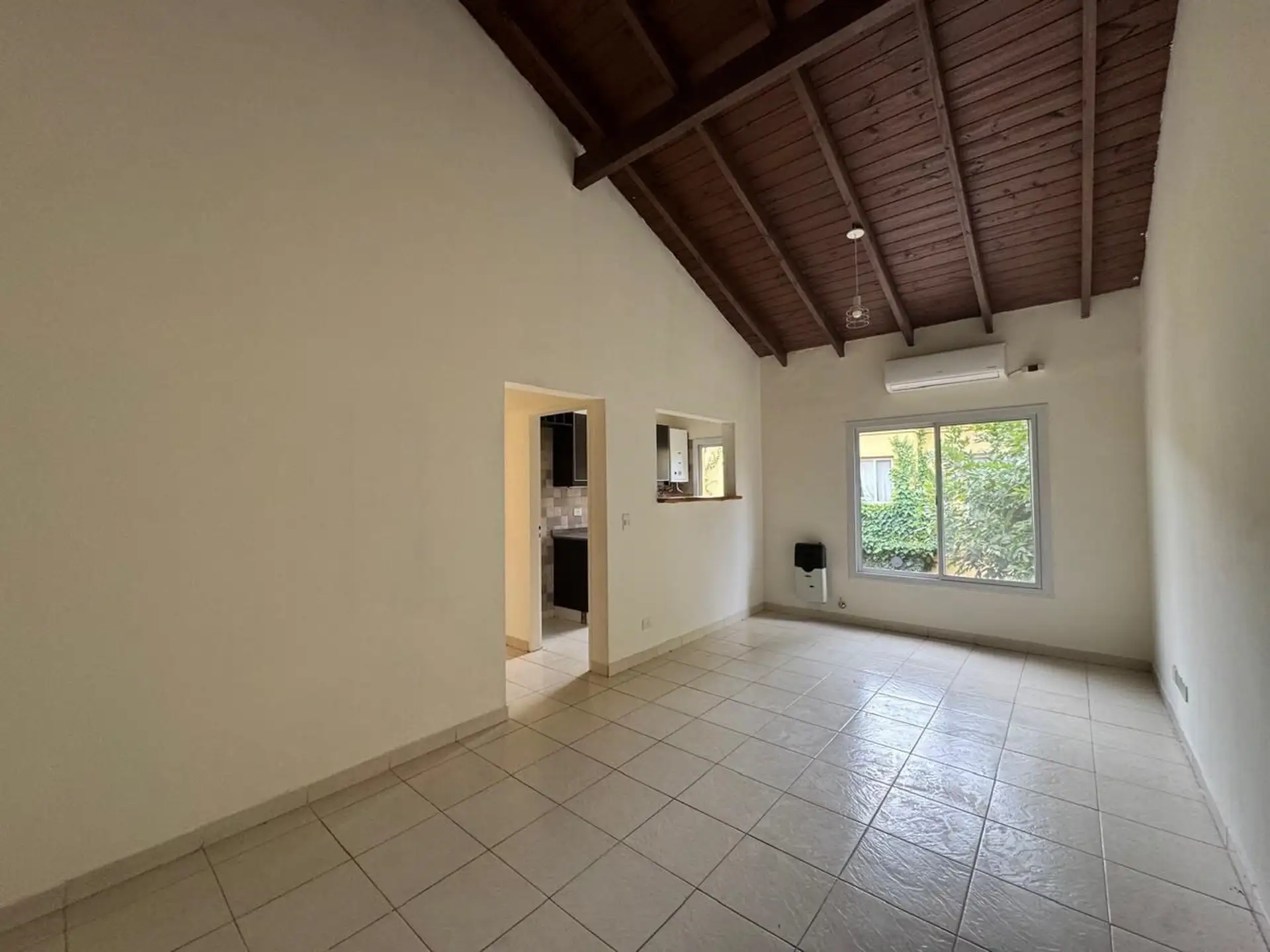 3-room unit with parking and A/C
