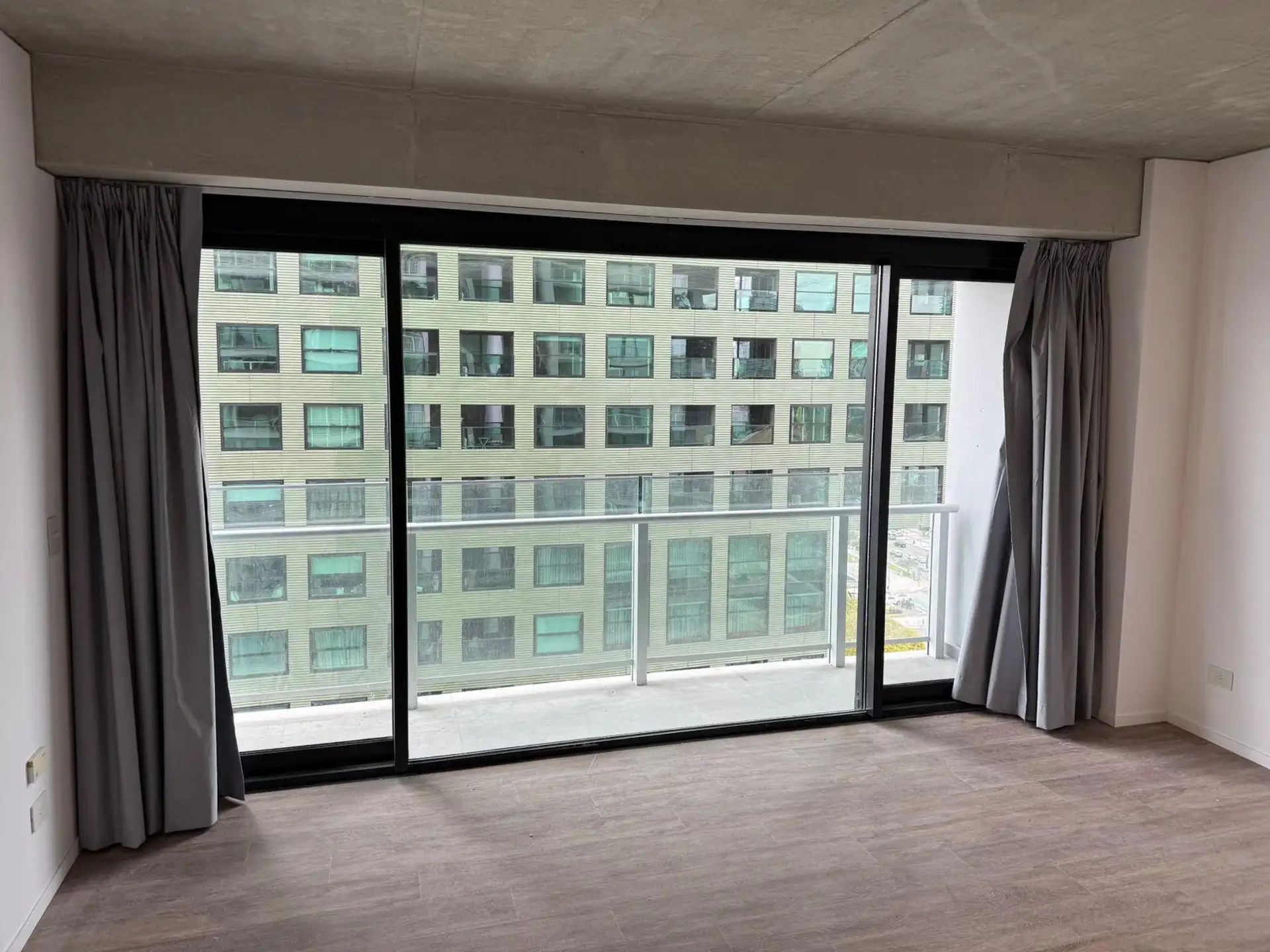 Piso 16 con balcón en Puerto Madero