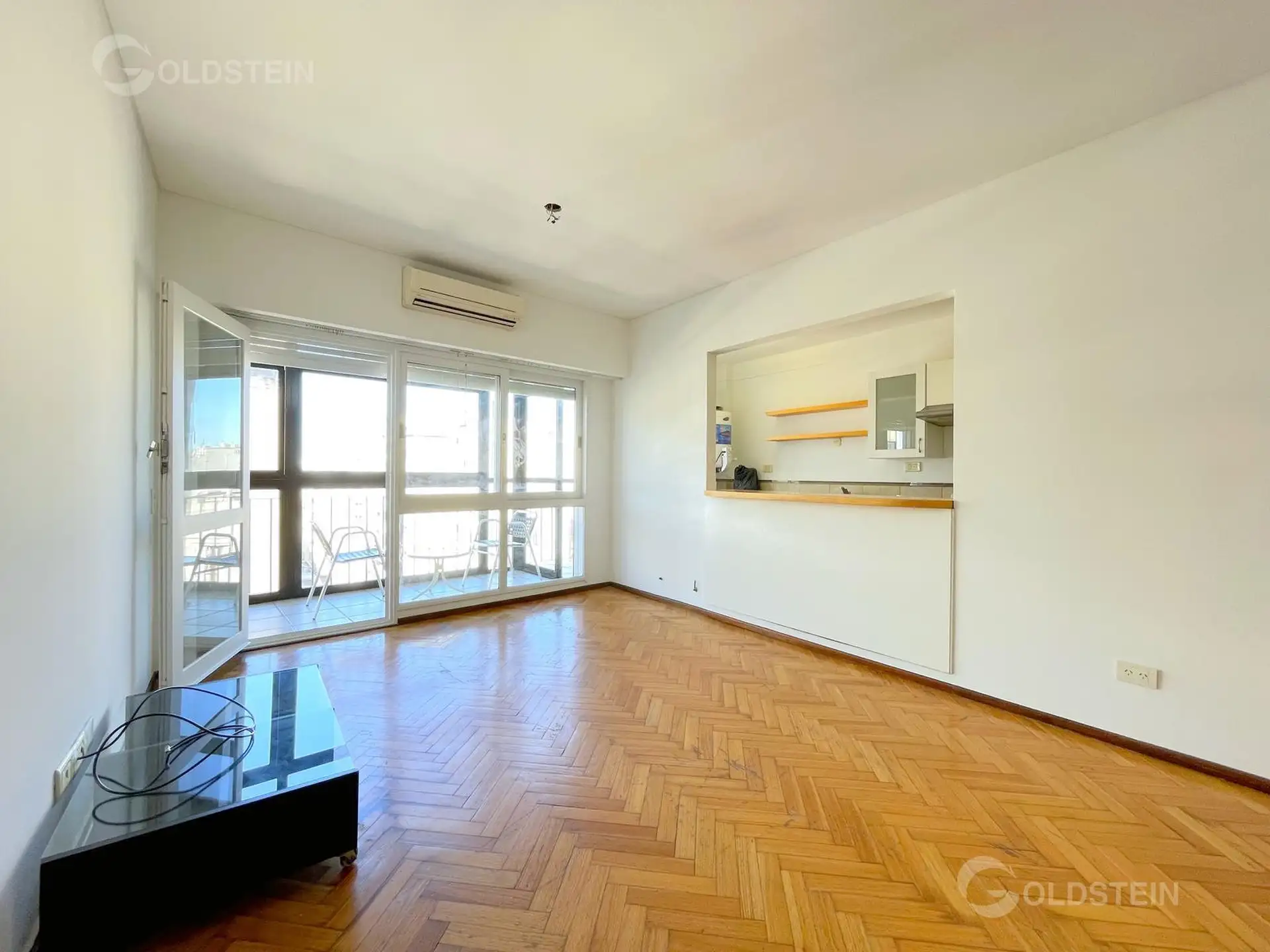 Long balcony, 1 bedroom