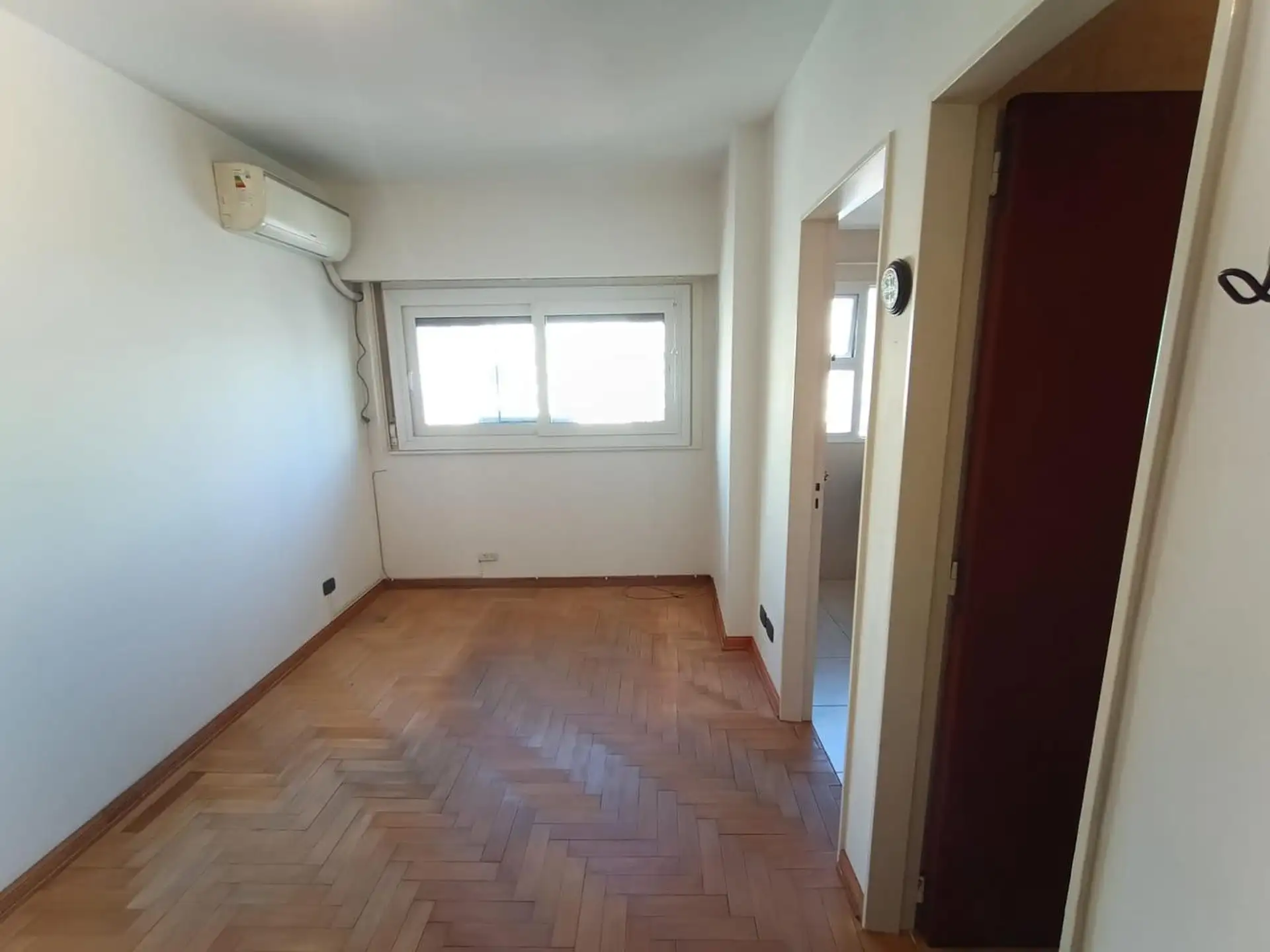 6th-floor front, French 2600