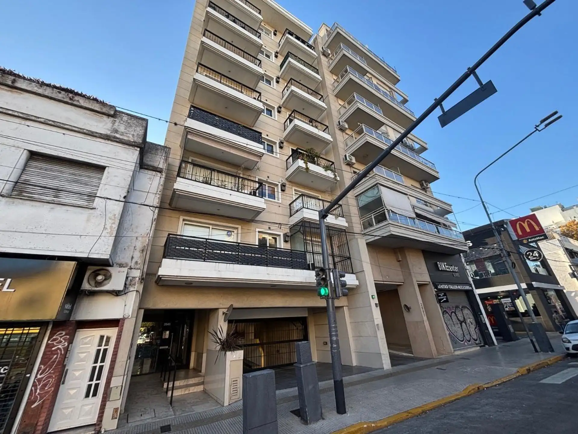 Monoambiente con balcón y cochera