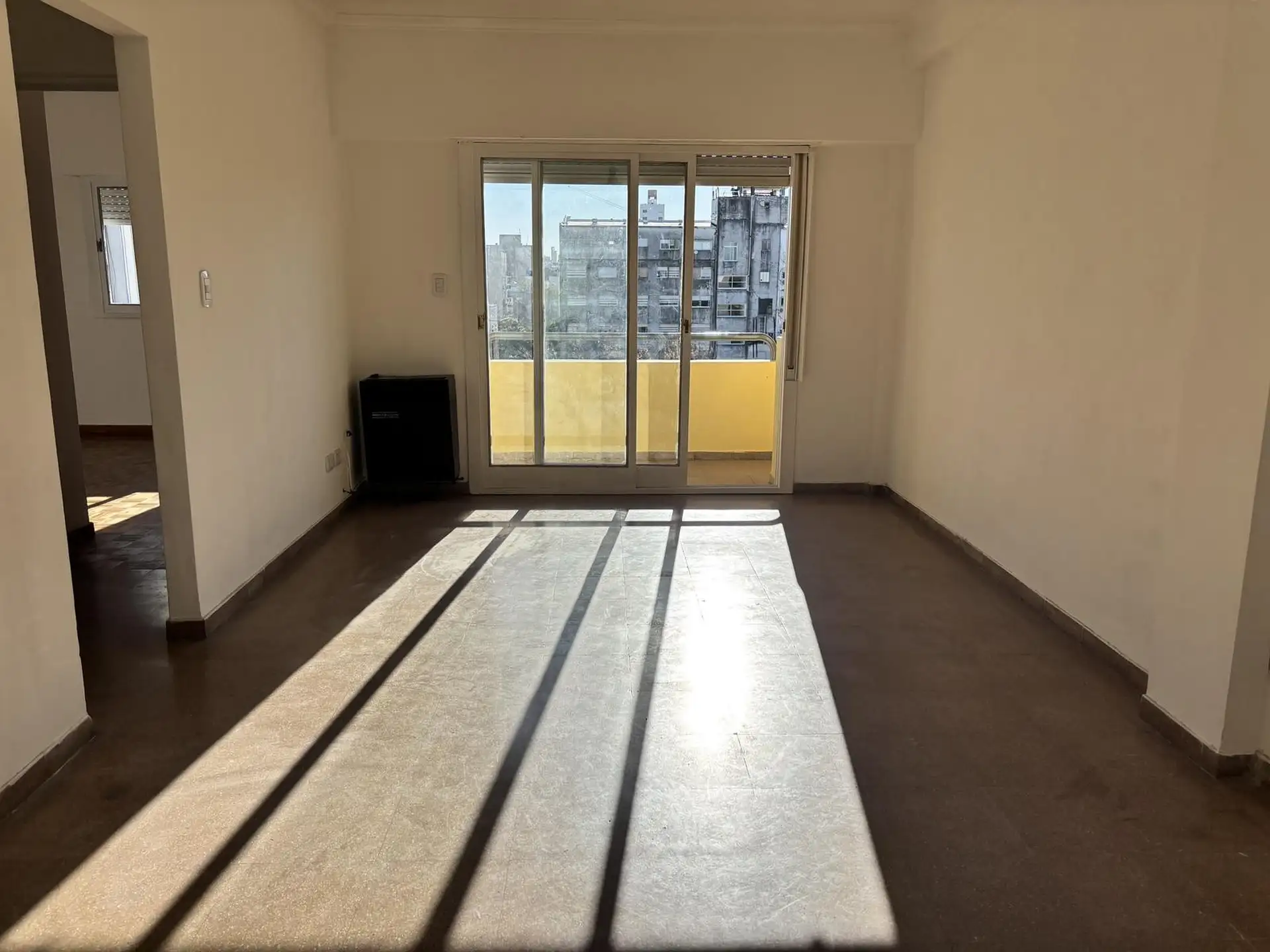 1 dormitorio con balcón al frente