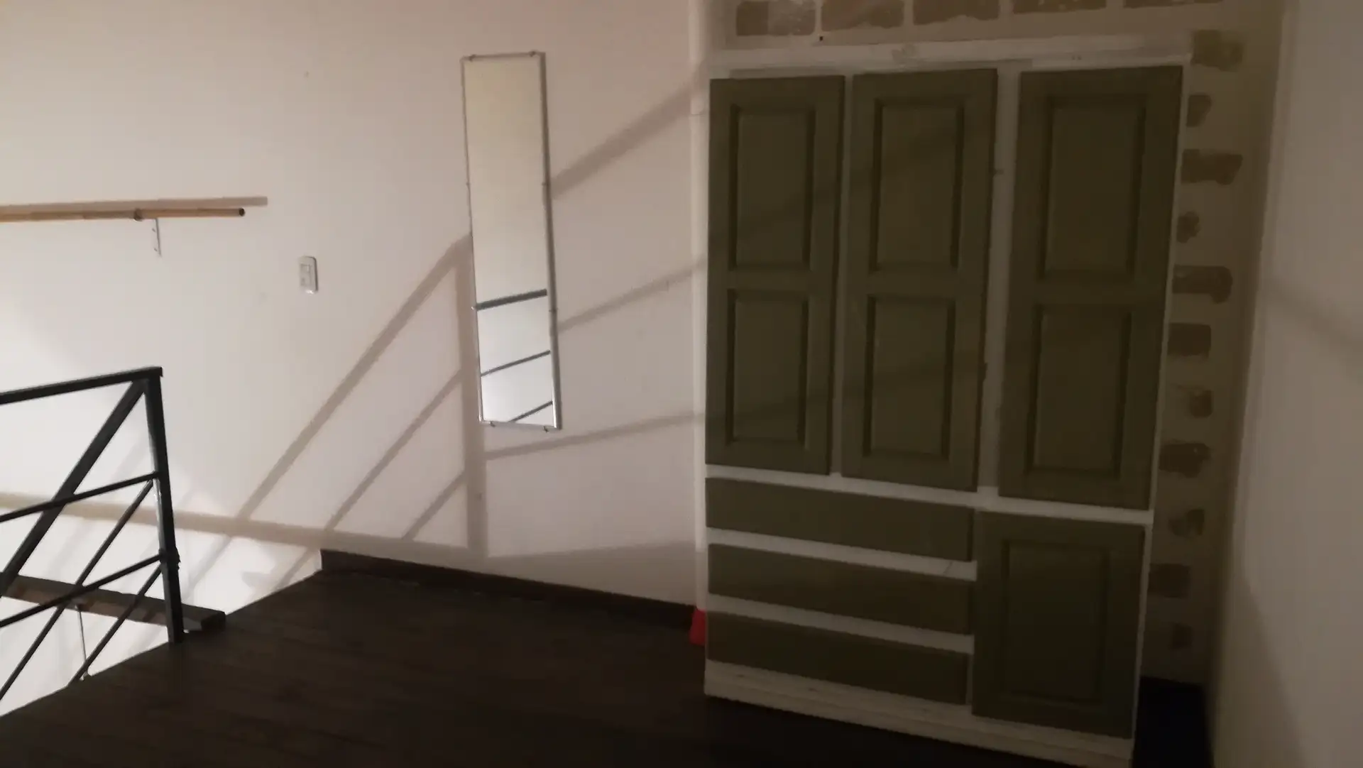 Loft con entrepiso y balcón