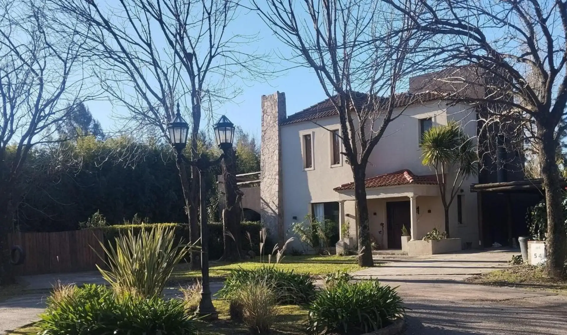 House with 10x4 pool and gallery