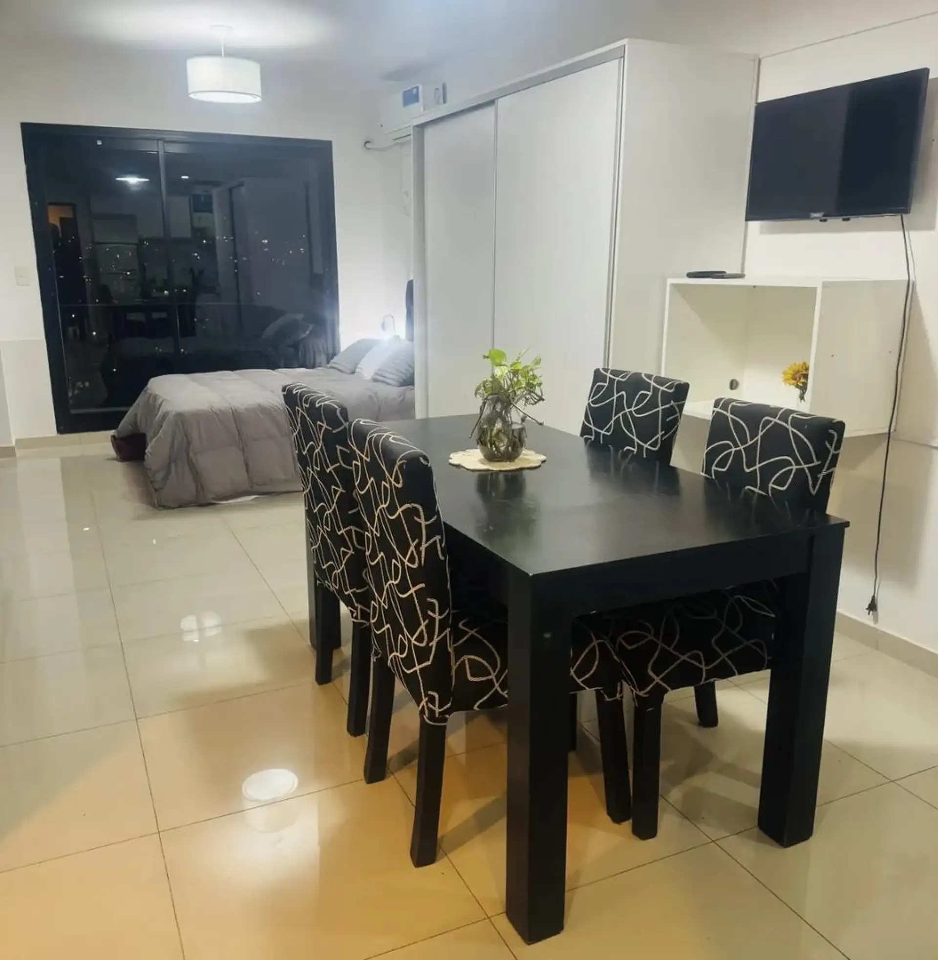 Studio z balkonem i basenem