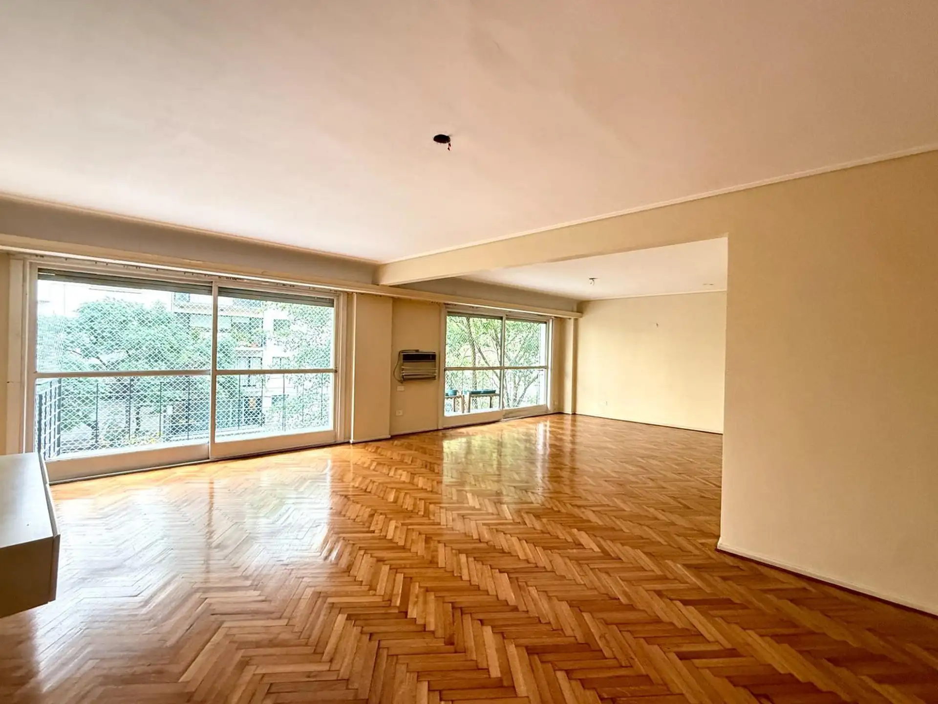 Piso al frente con balcón