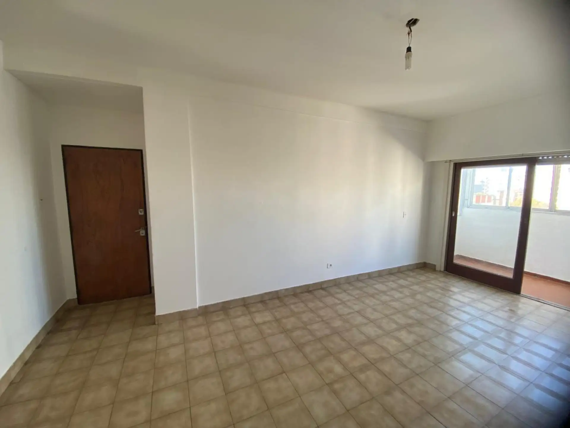 1 dormitorio al frente con balcón