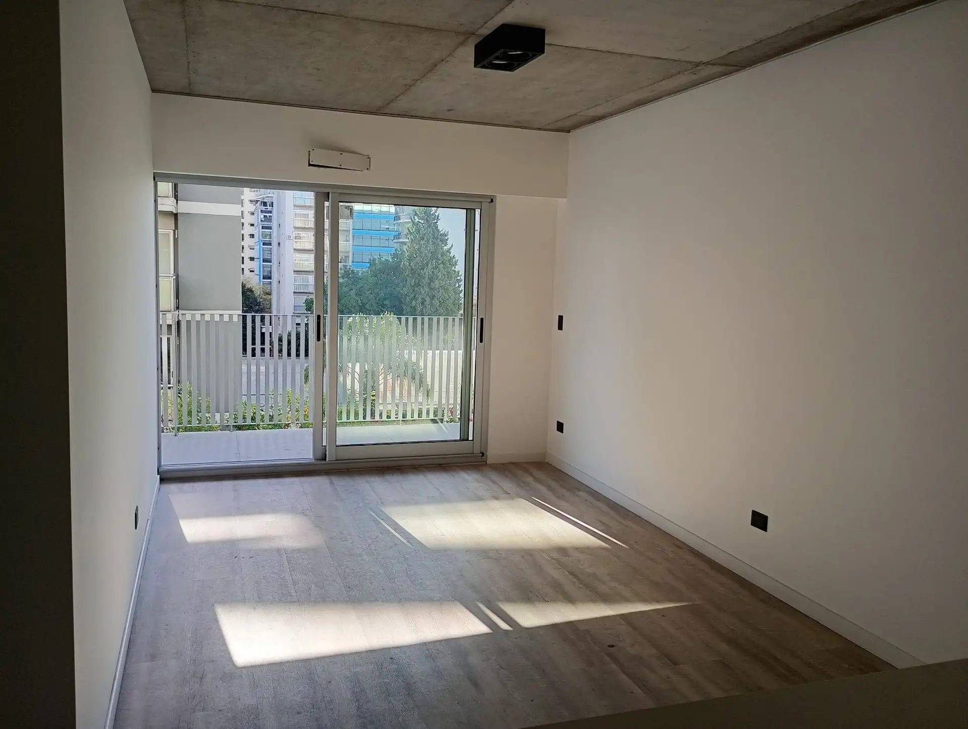 2 dormitorios, balcón, 2 baños