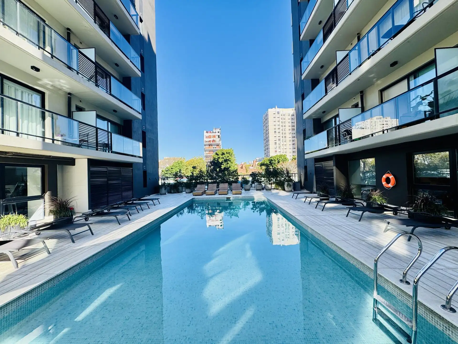 Monoambiente con balcón y piscina