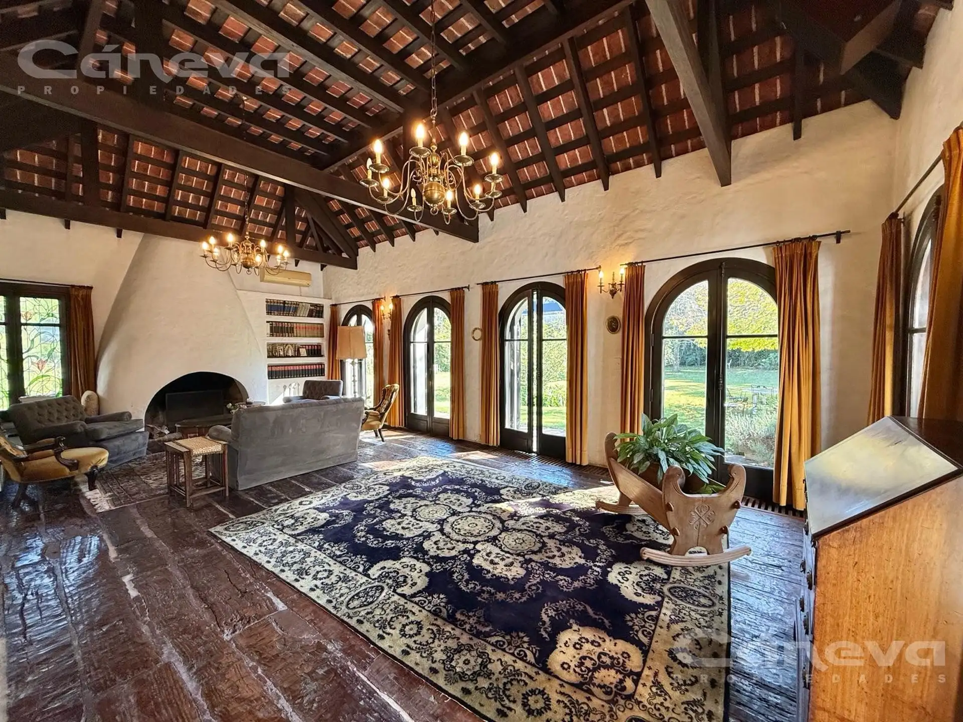 Casa colonial, pileta y quincho