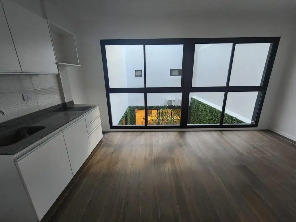 Escritório no térreo com terraço e piscina