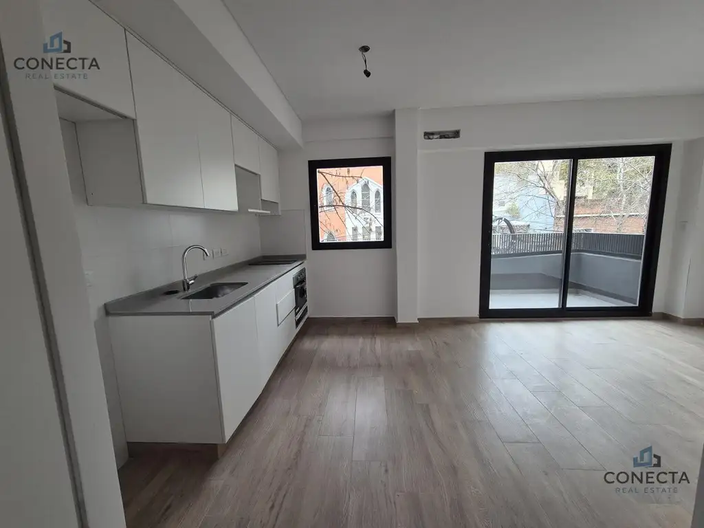 Monoambiente con balcón al frente