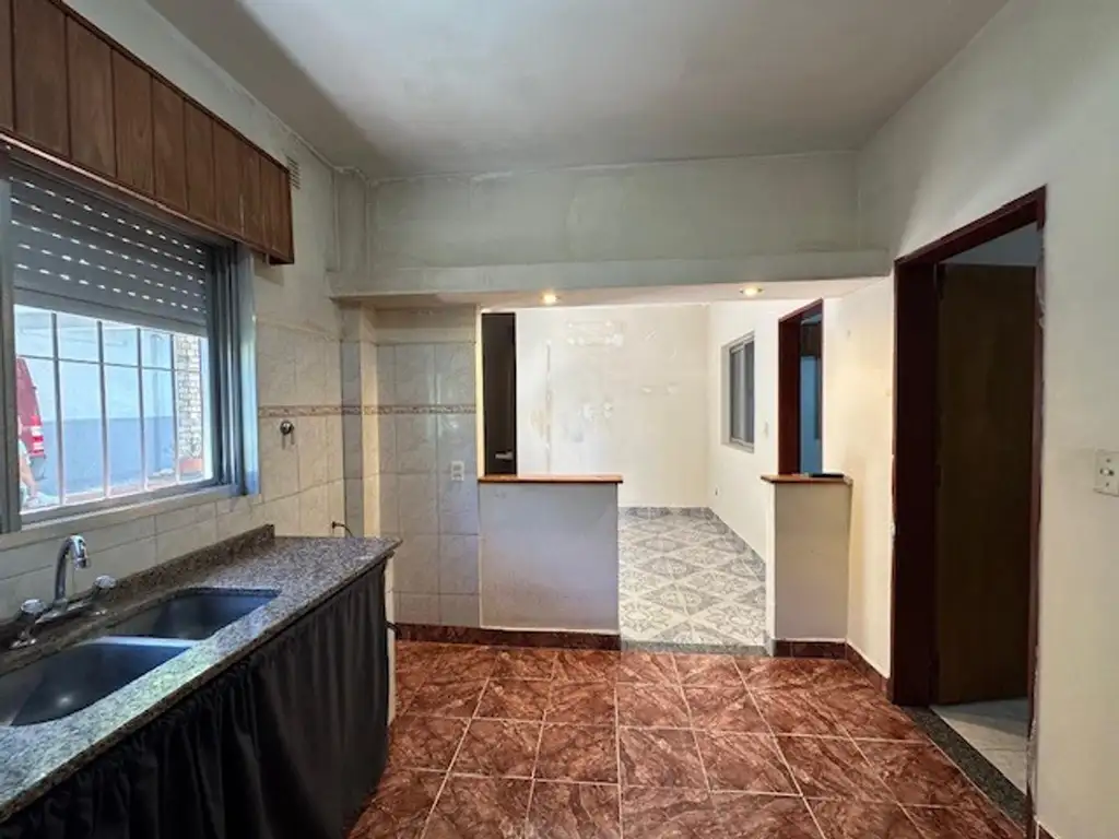 2 quartos, pátio com churrasqueira