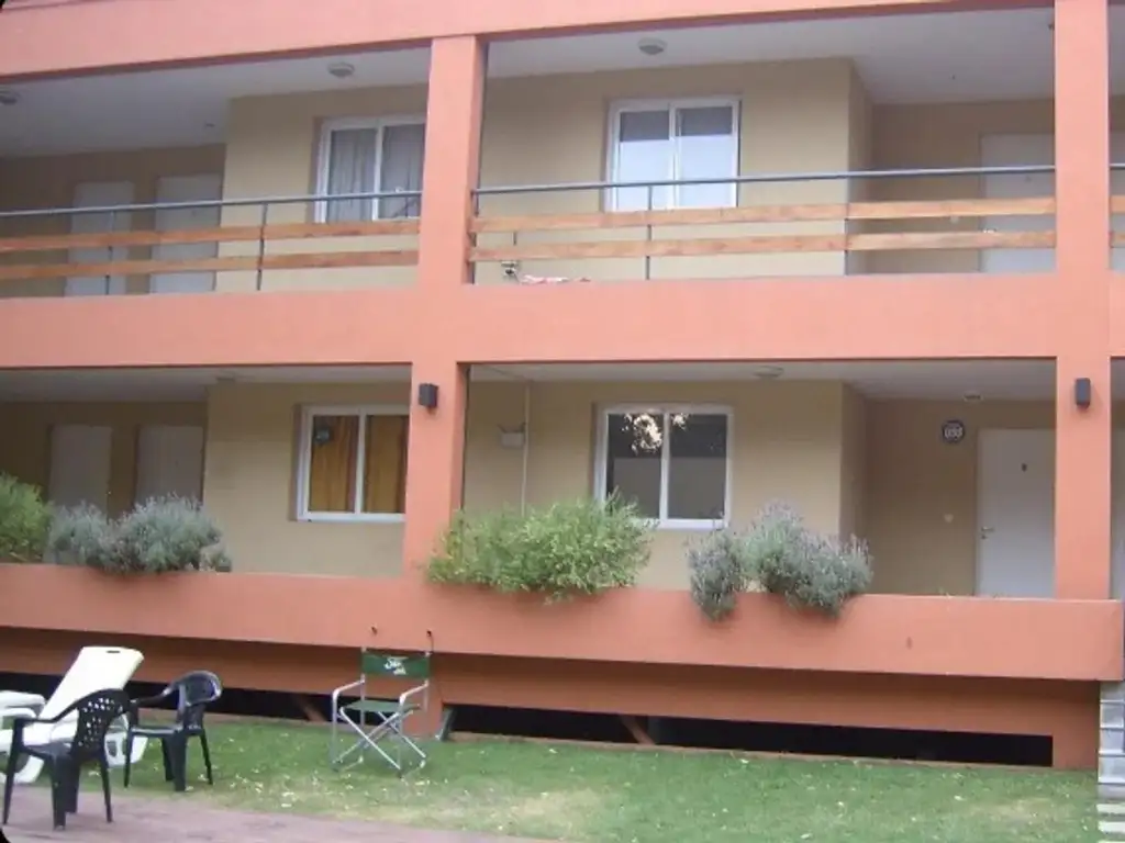 Patio privado, pileta y parrilla