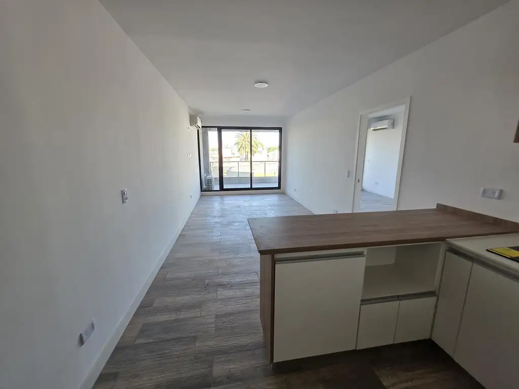 1 dormitorio en suite con balcón