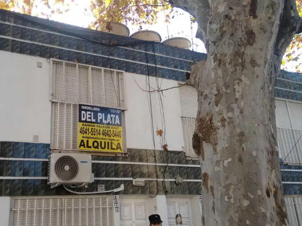 Studio, frente para a rua